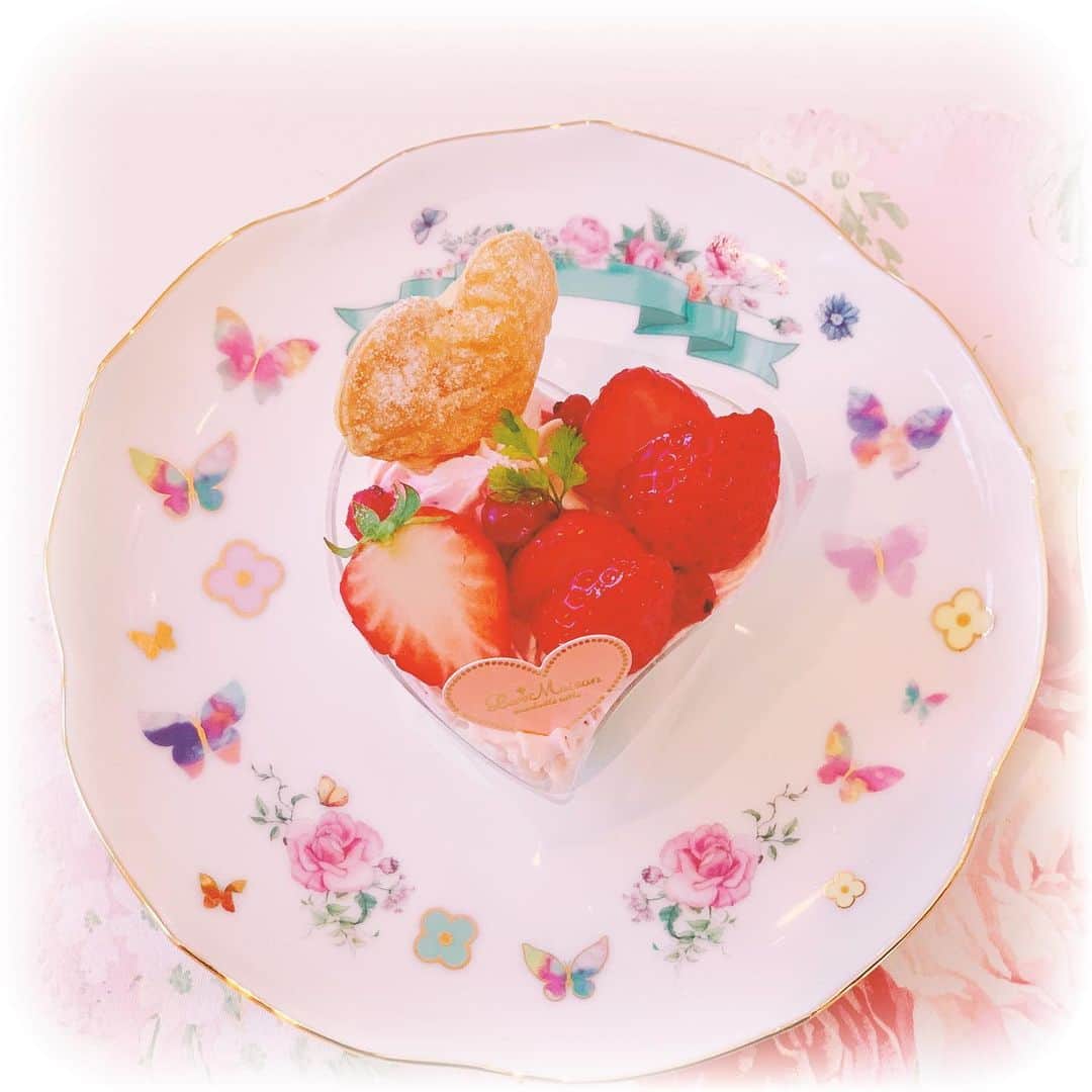 月宮まどかのインスタグラム：「. 明日は久しぶりのレッスン🍓 . ケーキスタンドを作ります🎀 . どんなデザインにしようかな🍽 . #porcelarts #handmade #interior #interiordesign #porcelartslesson #sweets #cute #食器 #ポーセラーツ #ハンドメイド #転写紙 #猫 #ピンク好きな人と繋がりたい #かわいい #インテリア #フランフラン #リボン #猫好きさんと繋がりたい #アフタヌーンティーセット #お茶会 #手作り #習い事 #ラメゾン」