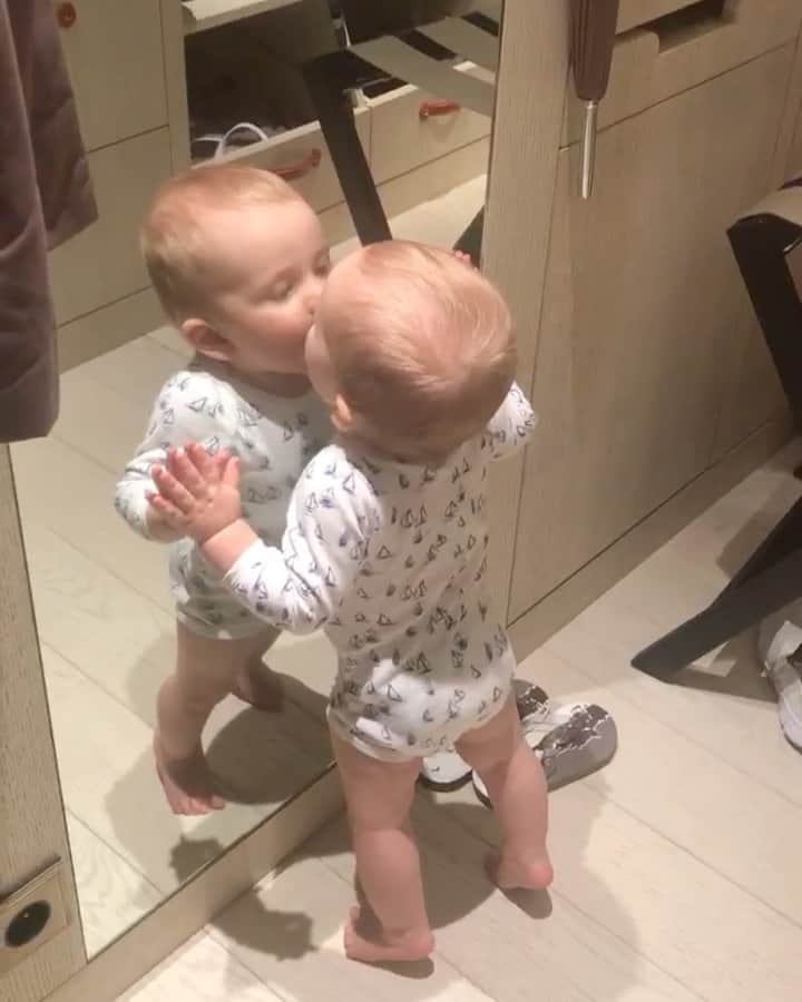 ナターシャ・ポーリーのインスタグラム：「Monday Mood 😅 My Babyboy Adrian Almost #10months ❤️ #SelfLove」