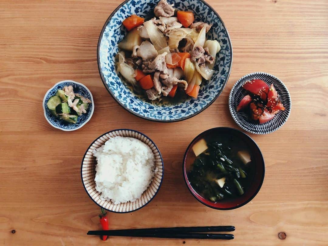 永田レイナさんのインスタグラム写真 - (永田レイナInstagram)「肉じゃがの日。 煮込み料理のにんじんが好きなので、 肉とじゃがくらい、にんじんが多くなります。 肉じゃがにんじんかもしれない。 お箸置きはそういうことです。  お味噌汁は春菊とお豆腐。 副菜はトマトの塩昆布和えと きゅうりとツナの…なんか…味がついたやつです。 . . #レイナキッチン #肉じゃが #夕飯 #おうちごはん #dinner #cooking」1月27日 23時10分 - reina_nagata