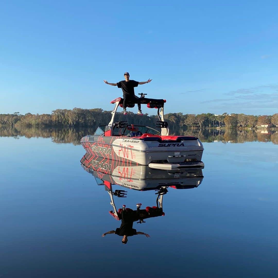 手塚翔太のインスタグラム：「Who is ready for shred this butter morning?🤷🏻‍♂️💯 Getting ready for another great week with my beauty @supra_boats #SA550 🔥🔥🔥」