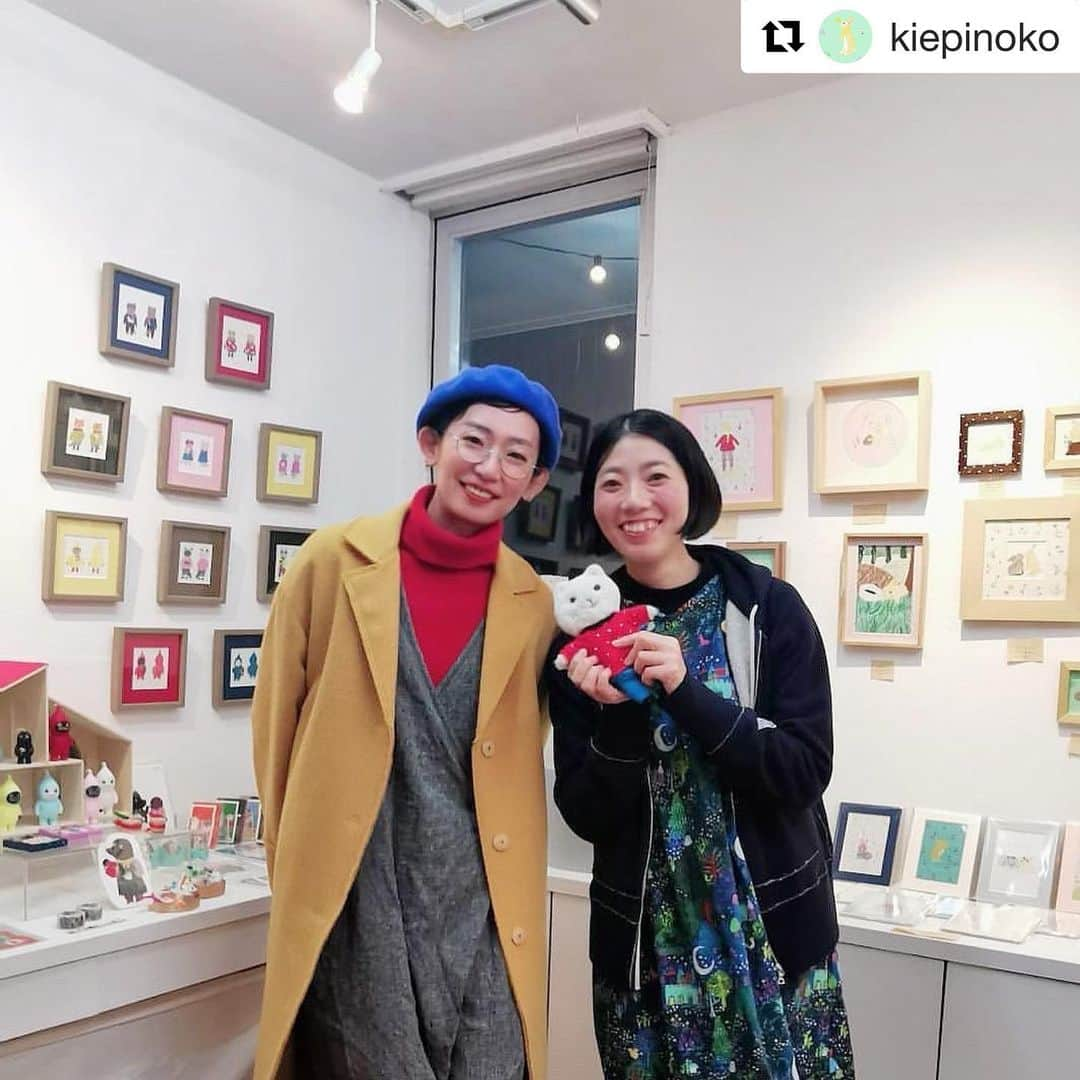 北岸由美さんのインスタグラム写真 - (北岸由美Instagram)「ふたり展ありがとうございました！  #Repost @kiepinoko ・・・ Thank you for everything!﻿ 3週間におよぶ展示も無事に終わり﻿ 本日お片付けしてきました。﻿ ﻿ ふたりで作った絵本は大変好評で﻿ すでに読んだ方からは、ご感想を沢山いただきとても嬉しく思います。﻿ ﻿ そして、ふたりの原画もほとんどが﻿ 新しいお家へ旅立つことになりました。﻿ ﻿ とても幸せな気持ちとともに、これからも責任をもって物作りをしていこうという新年の強い決意にもなりました。﻿ ﻿ 来てくださった方、気にかけてくださったかた﻿ 本当にありがとうございました。﻿ ﻿ これからも @yumikitagishi と　@kiepinoko をよろしくお願いします❣️﻿ ﻿ そして明日からは﻿ ネコZINEでもお世話になった @coin__301 さんとバトンタッチです👋﻿ 寒い冬にぴったりな美味し紅茶や楽しい気分になるファッションアイテムなど、わたしも楽しみにしています！﻿ ﻿ Special thanks  to @douxdimanche ﻿ ﻿ ﻿ ﻿ ﻿ ﻿ #kiepinoko #キエピノコ﻿ #絵本の世界 #絵本 #絵本が好き #絵本作家 #picturebook #kidsbook﻿ #omotesando #かわいい絵本 #うさぎさん #うさぎカフェ #うさぎ雑貨 #rabbitstagram #rabbitlove #rabbitart #ネザーランドドワーフ #rabbits #rabbit #rabbitperson #myrabbit #今日のコーデ　#flowerlovers #flowers🌸  #flowermagic #floweroftheday #dspink #flowerdesign #北岸由美」1月27日 23時26分 - yumikitagishi