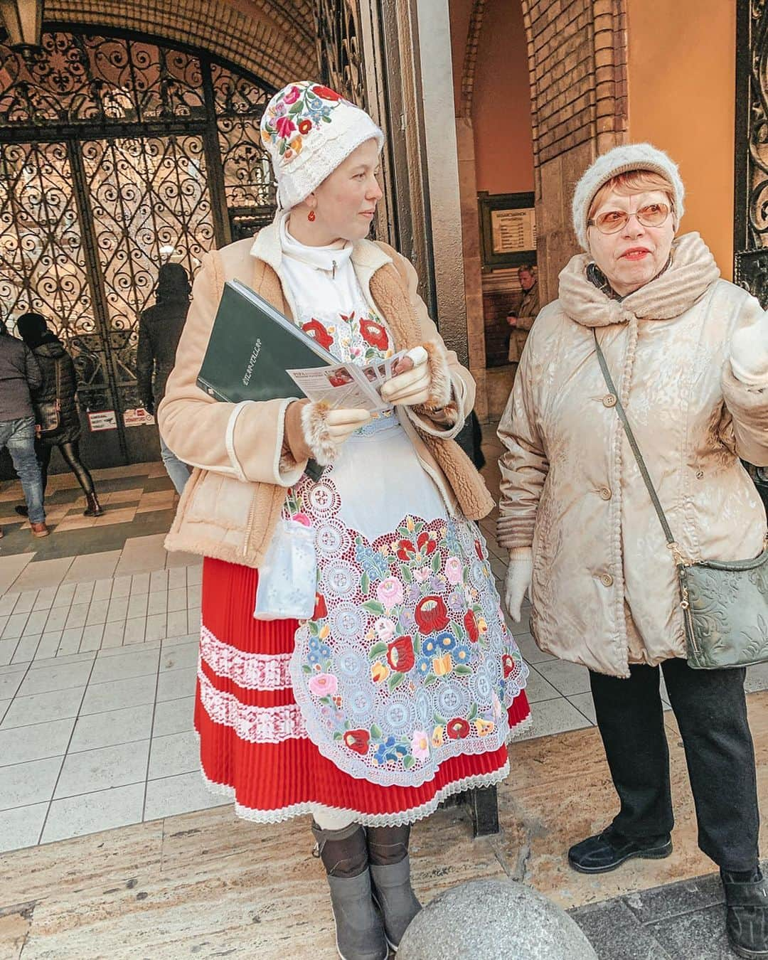 郭圈圈さんのインスタグラム写真 - (郭圈圈Instagram)「#布達佩斯中央市場  聖誕假期期間真的人超多 加上時間也很趕～不然本來蠻想在外面跟市場外觀合照（覺得很美呀🥰） 話說～裡面超冷！ \ 以下跟大家分享 布達佩斯的必買伴手禮（提供給有想買東西的人參考，雖然說是必買，但沒有買當然也沒關係啦～我第一次來的時候就都沒買😆） 1⃣️ #辣椒粉 🌶️ 2⃣️ #鵝肝醬罐頭 🥫 3⃣️ #貴腐酒 🥂 前兩樣我在市場買 當下很趕 看到想說OK的就買了 / 貴腐酒的部分我是在機場才買 當場還可以試喝 真的超好喝！！！ 「貴腐酒是一種甜葡萄酒，源自 #🇭🇺匈牙利，利用過份成熟而在樹上乾萎的葡萄釀製。特色是糖分比較高，味道甜美，被認為是頂級的甜白葡萄酒。」 \ 而且他的甜度還有分等級 五度跟六度的價格竟然就差了快一倍！我⋯兩種都買了🤣（照片在最後一張）我還買了一罐我現在想不起來他是什麼的酒 但是長得蠻像紅酒的？！😂只能等喝了才知道～還是是香檳🍾️的樣子？！ / 但其實機場什麼都有唷！ （第八九張照片就是在機場拍的，我買的那一小盒現在不知道丟去哪了😅） 但沒記錯的話 辣椒粉跟鵝肝醬機場好像貴一點～但如果買少的話其實也差不了多少～ \ 而以上就是我在布達佩斯的全部戰利品😆（下台一鞠躬～ / . . . . . . . . . . #lea_hungary#budapest#匈牙利#布達佩斯#budapesttravel #Parliament#ootd#popdailybudapest#stylelook#chanelBag#lea_outfit#ootd#budapeststyle#chainbridge#szechenyilanchid#國會大廈#nagyvasarcsarnok#nagyvásárcsarnok#中央市場#market#budapestmarket」1月27日 23時26分 - helloiamlea