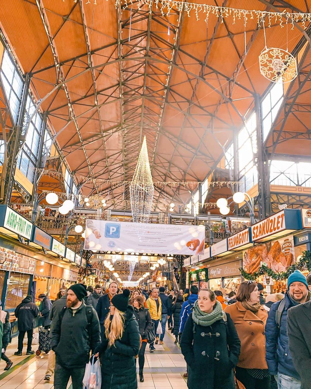 郭圈圈さんのインスタグラム写真 - (郭圈圈Instagram)「#布達佩斯中央市場  聖誕假期期間真的人超多 加上時間也很趕～不然本來蠻想在外面跟市場外觀合照（覺得很美呀🥰） 話說～裡面超冷！ \ 以下跟大家分享 布達佩斯的必買伴手禮（提供給有想買東西的人參考，雖然說是必買，但沒有買當然也沒關係啦～我第一次來的時候就都沒買😆） 1⃣️ #辣椒粉 🌶️ 2⃣️ #鵝肝醬罐頭 🥫 3⃣️ #貴腐酒 🥂 前兩樣我在市場買 當下很趕 看到想說OK的就買了 / 貴腐酒的部分我是在機場才買 當場還可以試喝 真的超好喝！！！ 「貴腐酒是一種甜葡萄酒，源自 #🇭🇺匈牙利，利用過份成熟而在樹上乾萎的葡萄釀製。特色是糖分比較高，味道甜美，被認為是頂級的甜白葡萄酒。」 \ 而且他的甜度還有分等級 五度跟六度的價格竟然就差了快一倍！我⋯兩種都買了🤣（照片在最後一張）我還買了一罐我現在想不起來他是什麼的酒 但是長得蠻像紅酒的？！😂只能等喝了才知道～還是是香檳🍾️的樣子？！ / 但其實機場什麼都有唷！ （第八九張照片就是在機場拍的，我買的那一小盒現在不知道丟去哪了😅） 但沒記錯的話 辣椒粉跟鵝肝醬機場好像貴一點～但如果買少的話其實也差不了多少～ \ 而以上就是我在布達佩斯的全部戰利品😆（下台一鞠躬～ / . . . . . . . . . . #lea_hungary#budapest#匈牙利#布達佩斯#budapesttravel #Parliament#ootd#popdailybudapest#stylelook#chanelBag#lea_outfit#ootd#budapeststyle#chainbridge#szechenyilanchid#國會大廈#nagyvasarcsarnok#nagyvásárcsarnok#中央市場#market#budapestmarket」1月27日 23時26分 - helloiamlea