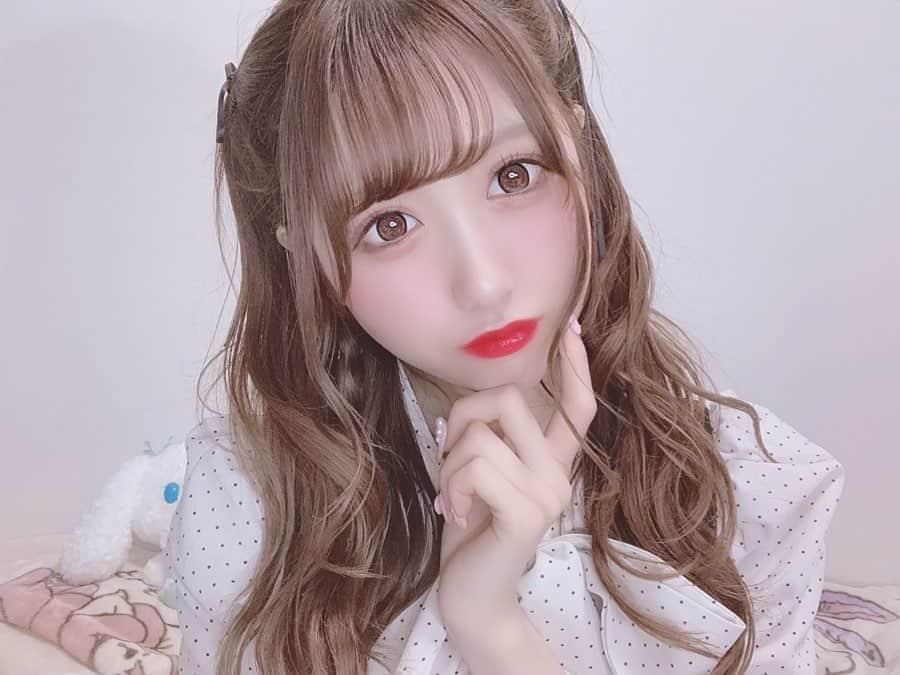 田口未彩のインスタグラム：「🎀 . . きょうもハーフツイン🐇 . LINELIVE配信したのだけど その時黒のリボン見つからなくて つけられなかったんだけど 終わってから自撮りするとき見つけた❤︎ . . .  #カラコン　#メイク　#量産型女子　#量産型メイク　#たれ目メイク #ハーフツイン　#ヘアアレンジ　#リボンアレンジ　#量産型コーデ　#自撮り　#セルフィー　#自撮り女子　#ピンク加工　#シナモン #シナモンロール」