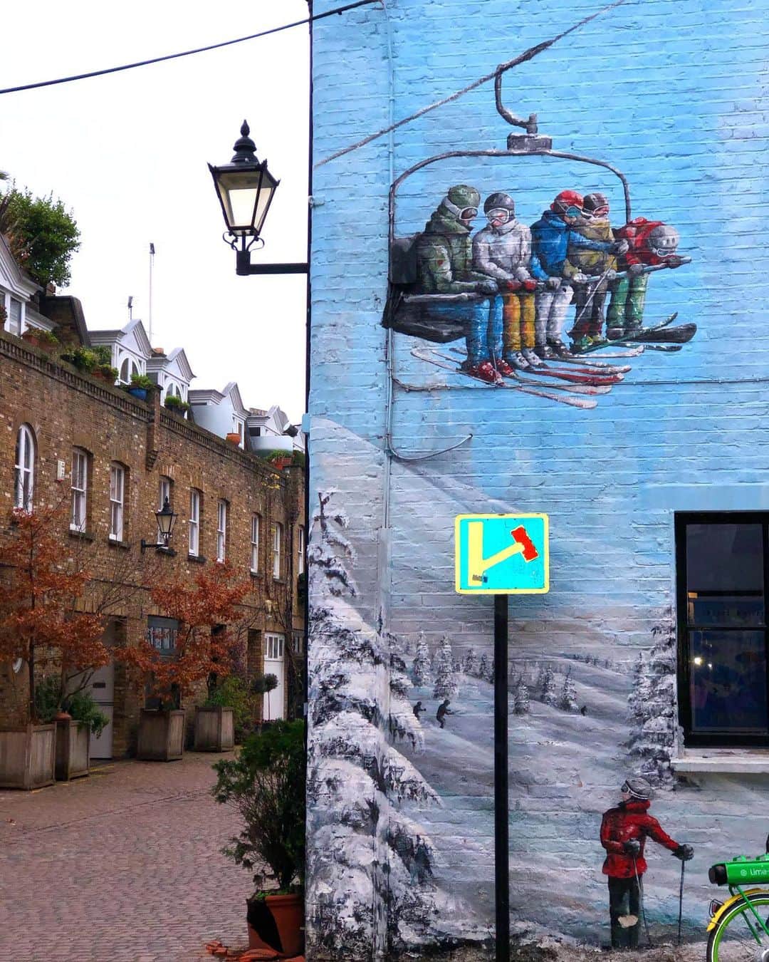Seyda♥ Travel & Natureのインスタグラム：「One of the prettiest streets in #london 💙 uk 🇬🇧 #seydauk」