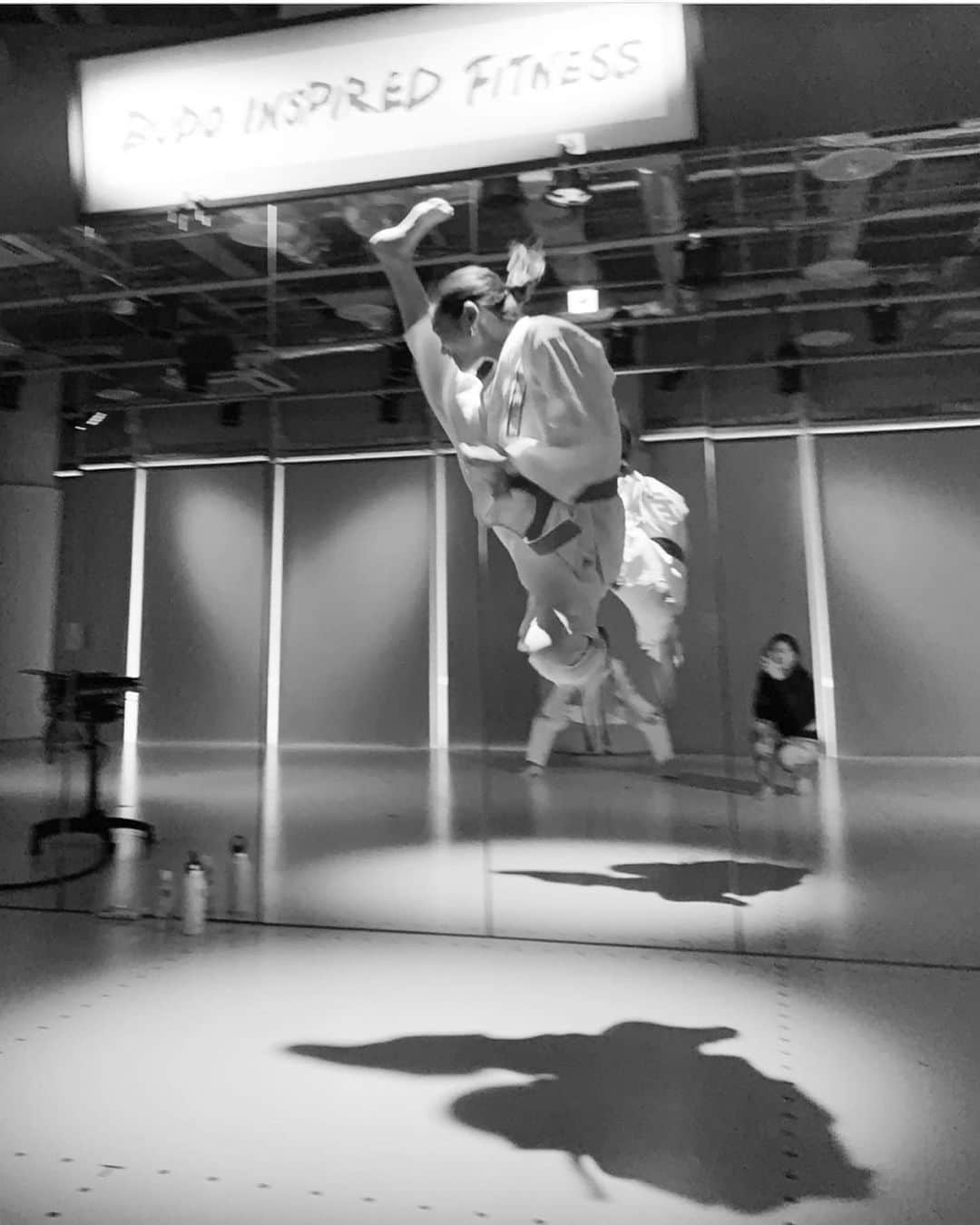 池田莉子さんのインスタグラム写真 - (池田莉子Instagram)「飛びすぎ、蹴り👣﻿ 同い年のインストラクター、あけみちゃんの﻿ クラスを受けて来ました。﻿ とても分かりやすくて楽しかったです！﻿ ﻿ レッスンの後、むっちゃんに蹴りのプチレッスンをして﻿ もらったので練習するぞ😆﻿ ﻿ モデルをさせて頂いている @bifbynergy ﻿ 綺麗で可愛いスタジオです♡﻿ 是非チェックしてみて下さいね🥋﻿ ﻿ (ストーリーに空手の投稿をすると、﻿ メンズからのメッセージが多い笑)﻿ 興味があるのかな？？！﻿ このスタジオは女性限定だけどいつか武道フィットネス イベントをしてメンズOK、カップルで参加も出来たり すると楽しいかもしれないな🎶🎶﻿ ﻿ ﻿ #karate #bifnergy ﻿#jumpkick  #武道 #武道フィットネス #空手　﻿」1月27日 23時35分 - ricoikeda