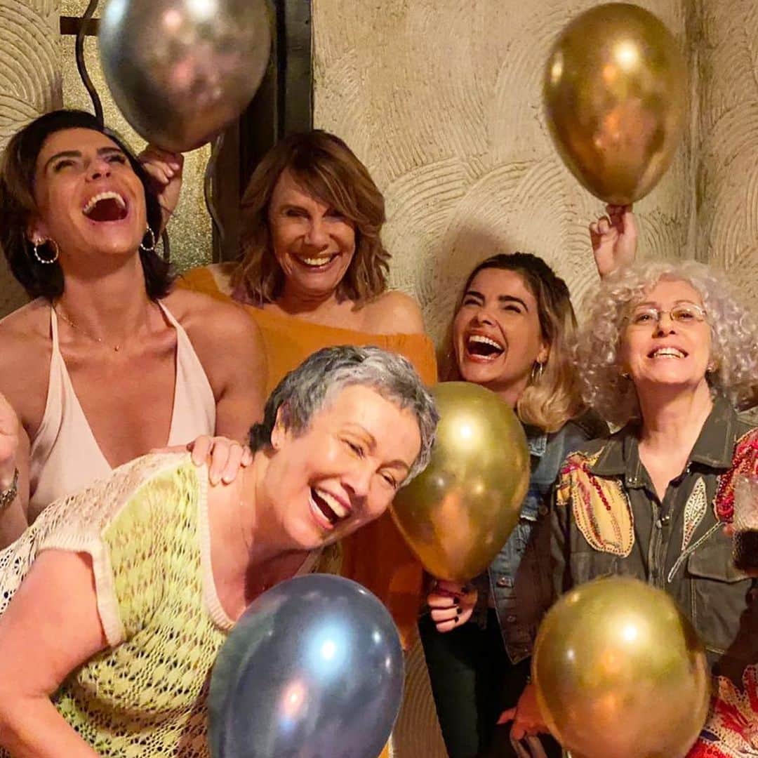 Giovanna Antonelliのインスタグラム：「E o privilégio de trabalhar com essas atrizes maravilhosas e nesse bastidor divertido e alto astral, gravando do jeito que eu amo???!!! ❤️ #filhasdeeva 🎥 #tvglobo #gravando🎬」