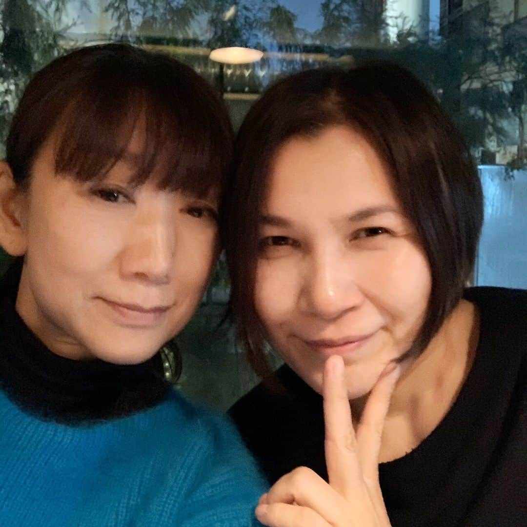 千吉良恵子さんのインスタグラム写真 - (千吉良恵子Instagram)「#今日は#山羊座の会 #プラス千吉良 #藤原美智子 氏 @michiko.life  #安倍佐和子 氏 @abesawakobeauty  #西山舞 氏 @nishiyama110  #山本浩未 氏 @hiromicoy  #千吉良恵子 #cheekone  #みんな大好き💕 ちょうど今日が私の誕生日（私だけ水瓶座）だったので🙇‍♀️💦サプライズでお花と💐 大好きな皆様❤️😘💕もう四半世紀のお付き合い❣️ 山羊座の会メンバーの方々もお誕生日おめでとうございます🍾㊗️🎊🎉 そしてありがとうございます😊🍀💕」1月27日 23時38分 - chigirakeiko