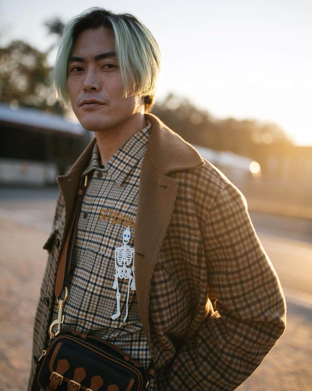 WWDジャパンさんのインスタグラム写真 - (WWDジャパンInstagram)「真冬のフィレンツェではどう着こなす？　2020-21年秋冬ピッティのストリートからスナップ158枚を厳選﻿ ﻿ 1月7～10日、イタリアのフィレンツェでメンズファッション最大の見本市「ピッティ ・イマージネ・ウオモ（PITTI IMMAGINE UOMO以下、ピッティ）」が開催された。ファッションビジネスで活躍するバイヤーやプレスが世界各地から集結し、フィレンツェのストリートは“クラシコイタリア”のスタイルでキメたお洒落な人びとで溢れ返った。﻿ ﻿ スナップ全158枚は @wwd_jp のストーリーまたはプロフィールのリンクから﻿ ﻿ #WWDsnap ←過去のスナップはこちらから﻿ ﻿ PHOTOS : KUBA DABROWSKI / WWD (c) FAIRCHILD PUBLISHING, LLC﻿ ﻿ #ピッティイマージネウオモ #PITTIIMMAGINEUOMO﻿ #ピッティ#イタリアンクラシコ #クラシコイタリア #italianclassico #classicoitalian#スーツ #ハット  #pitti #pittiuomo #streetstyles #streetstyle #florence﻿ #yumasui #栗野宏文 #マスイユウ」1月27日 23時38分 - wwd_jp
