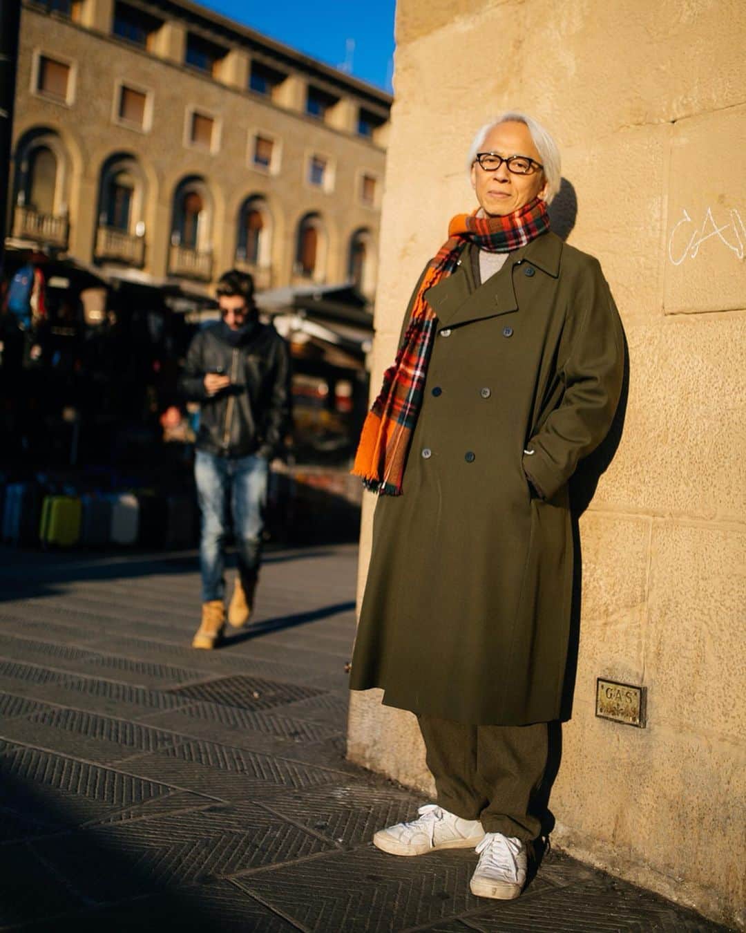 WWDジャパンさんのインスタグラム写真 - (WWDジャパンInstagram)「真冬のフィレンツェではどう着こなす？　2020-21年秋冬ピッティのストリートからスナップ158枚を厳選﻿ ﻿ 1月7～10日、イタリアのフィレンツェでメンズファッション最大の見本市「ピッティ ・イマージネ・ウオモ（PITTI IMMAGINE UOMO以下、ピッティ）」が開催された。ファッションビジネスで活躍するバイヤーやプレスが世界各地から集結し、フィレンツェのストリートは“クラシコイタリア”のスタイルでキメたお洒落な人びとで溢れ返った。﻿ ﻿ スナップ全158枚は @wwd_jp のストーリーまたはプロフィールのリンクから﻿ ﻿ #WWDsnap ←過去のスナップはこちらから﻿ ﻿ PHOTOS : KUBA DABROWSKI / WWD (c) FAIRCHILD PUBLISHING, LLC﻿ ﻿ #ピッティイマージネウオモ #PITTIIMMAGINEUOMO﻿ #ピッティ#イタリアンクラシコ #クラシコイタリア #italianclassico #classicoitalian#スーツ #ハット  #pitti #pittiuomo #streetstyles #streetstyle #florence﻿ #yumasui #栗野宏文 #マスイユウ」1月27日 23時38分 - wwd_jp
