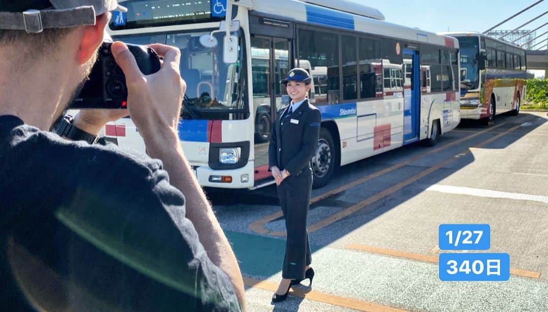 のインスタグラム：「以前撮影したCMが公開しました🚎💓 主人公の主婦役をやらせていただいてます😊 ・PVバージョン ・CM(30秒バージョン) ・CM(15秒バージョン) の3パターンありますので、 ぜひご覧になって下さい☺️🤲 YouTubeでも流れています😊💓 しずてつジャストラインCM  と検索😁🎵 . #しずてつジャストライン#しずてつジャストラインCM#バス#バスの運転手#静鉄バス#静鉄#動画#共演者の皆様#撮影#主人公には心強い仲間がいる#behometownhero#cm#youtube . . https://youtu.be/KiKdth_A-Nw . . #20200127#340日#国旗制定記念日#求婚の日#今日は何の日#毎日投稿 #カウントダウン#countdown#嵐#嵐にありがとうを届けていく#onelove✏️#🐭🌸🌺🎃⛄️ . . #伝えたくて伝わらなくて時には素直になれずに」