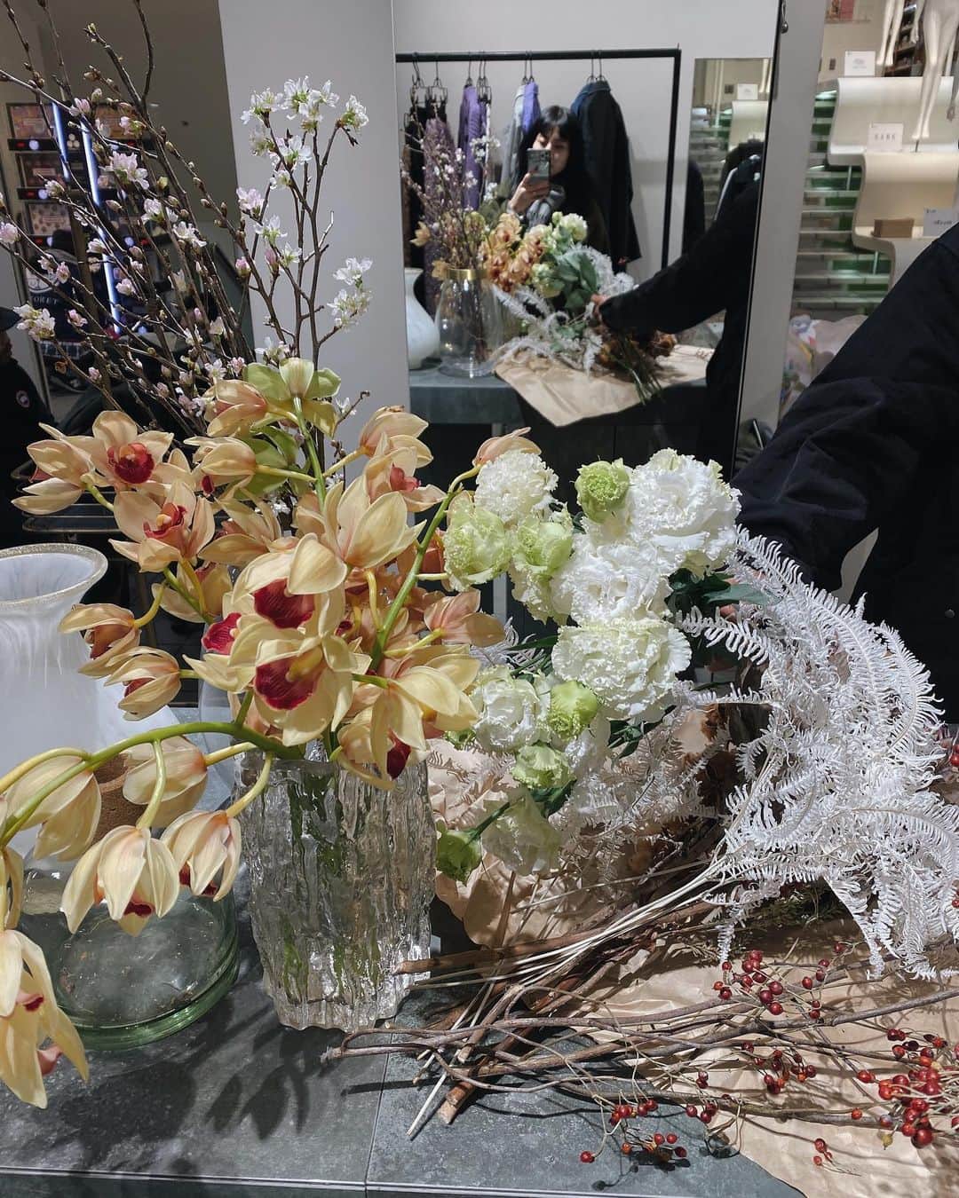 Juriさんのインスタグラム写真 - (JuriInstagram)「@juemi_sync グランバザール中たくさんのご来店ありがとうございました。 明日からSSなので閉店後にお花を入れ替えました🌸 新作も入るのでぜひ遊びに行ってください❤︎❤︎ #juemi #juemisync」1月27日 23時40分 - juritakiguchi