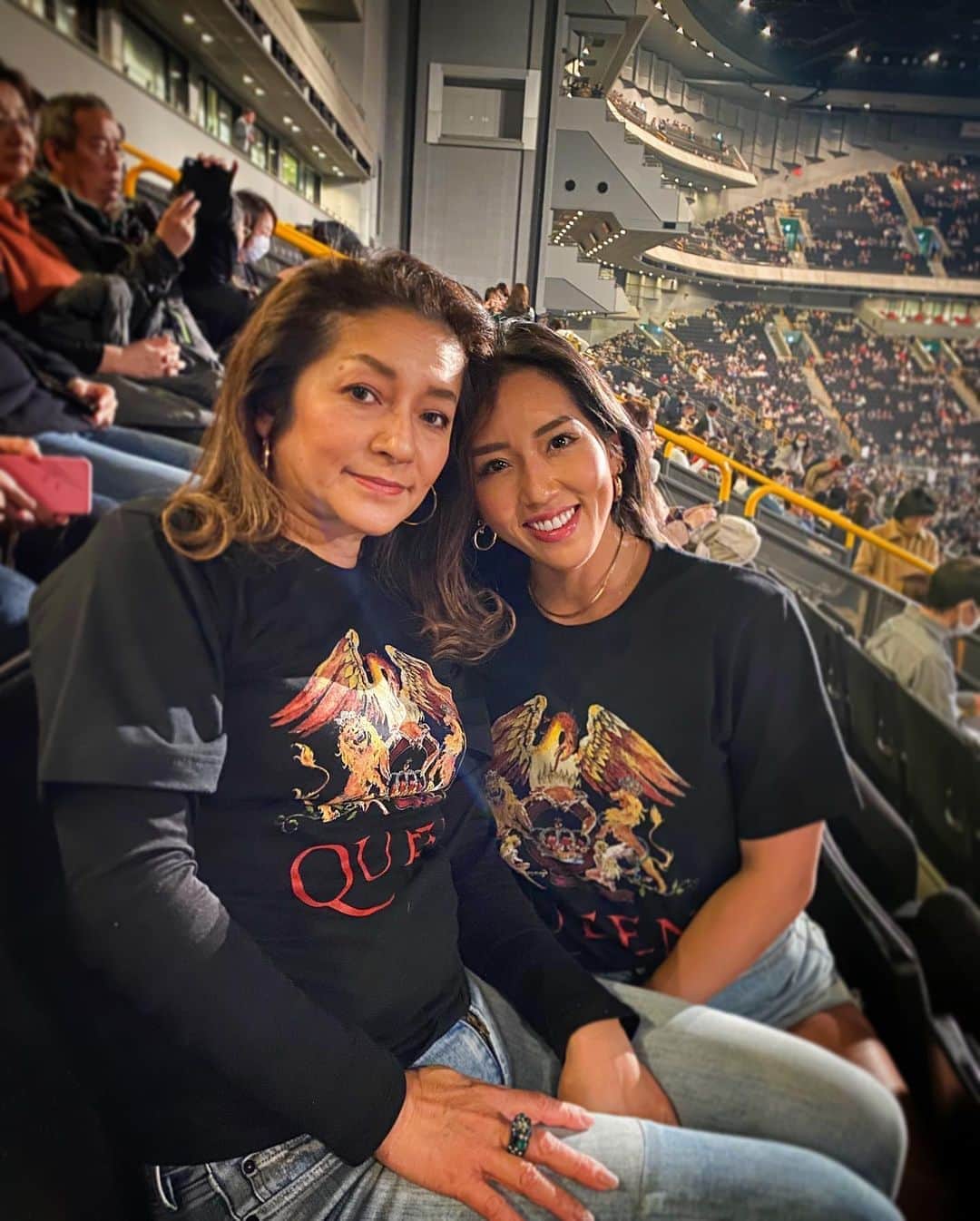 Azusaさんのインスタグラム写真 - (AzusaInstagram)「Queenのライブでパワーアップした気分です🎸✨﻿ ﻿ わたしが幼稚園の頃、送り迎えの車の中でママがクイーンをいつもかけてて自然と好きになってた🥰﻿ ﻿ 今では大会前、大会当日、出番前は必ずクイーンの曲を聴くようになった😊﻿ クイーンはママとわたしの思い出が詰まってる👩‍👧﻿ ﻿ ﻿ #queen#therhapsodytour#bohemianrhapsody#live#tokyo#japan#weloveyou#freddiemercury#brianmay#rogertaylor#johndeacon#クイーン」1月27日 23時52分 - az.dancy