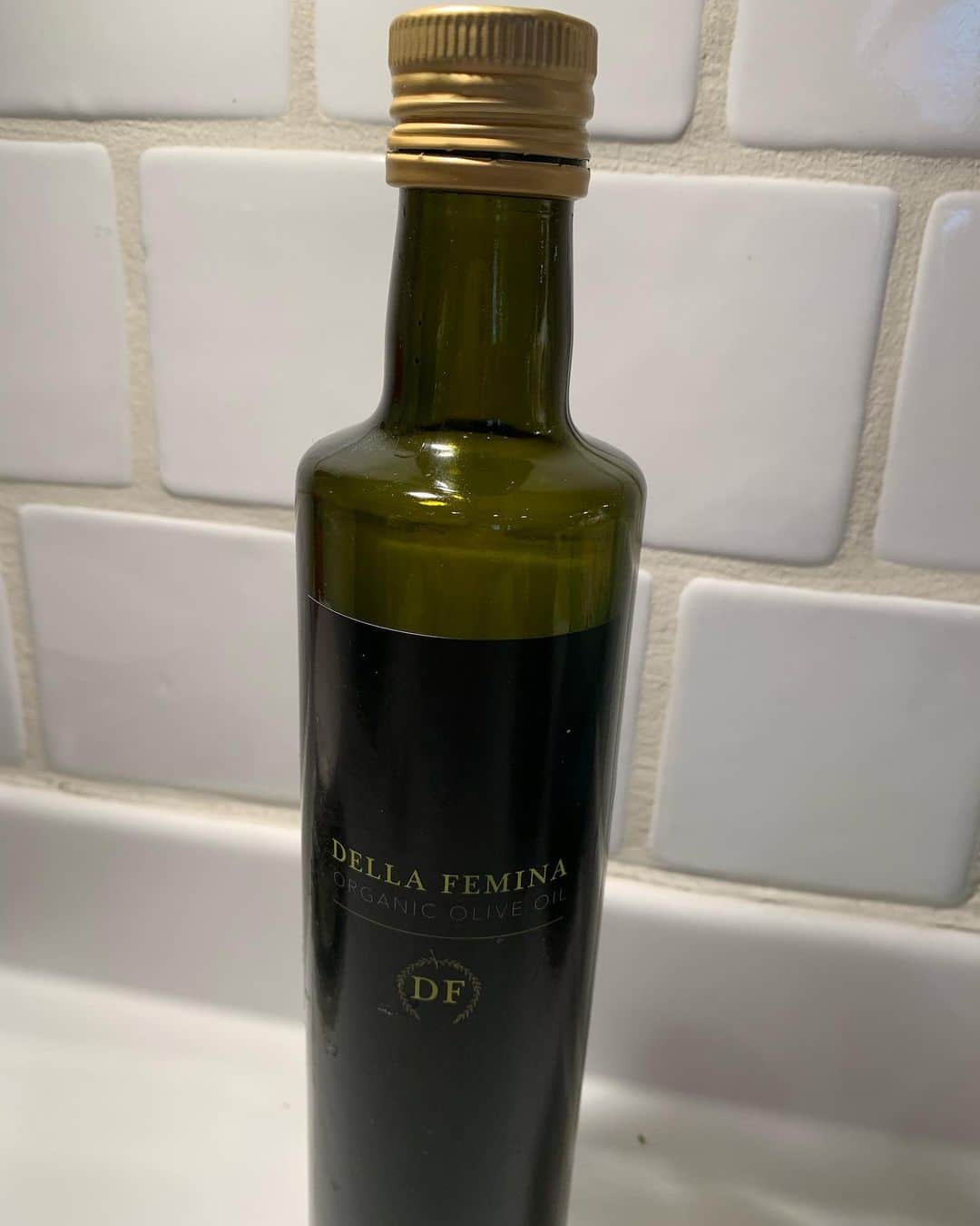 サンドラ・バーンハードさんのインスタグラム写真 - (サンドラ・バーンハードInstagram)「Olive oil of the highest order #DellaFemina for those who love to cook」1月27日 23時46分 - sandragbernhard