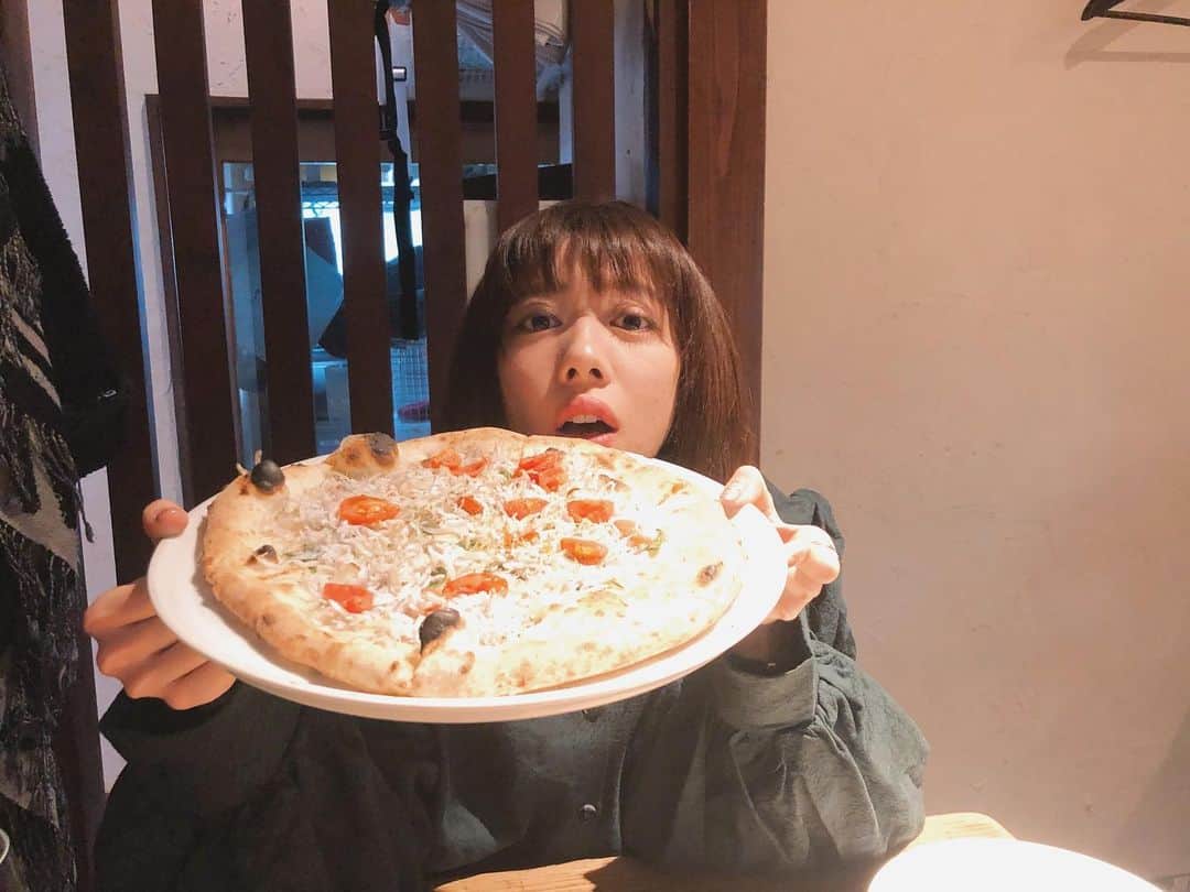 真山りかさんのインスタグラム写真 - (真山りかInstagram)「.﻿ ﻿ 鎌倉行ってピザ食べたよ﻿ ﻿ #🍕﻿ ﻿ #ずっと口が開いてる﻿ ﻿ #しらす﻿  #おなかすいた ﻿ #まやまにあ﻿ ﻿ .」1月27日 23時48分 - ma_yama_official