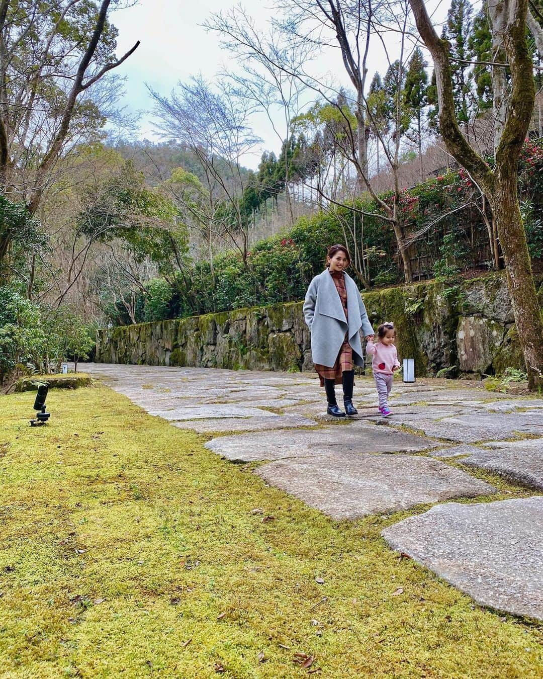 大橋菜央さんのインスタグラム写真 - (大橋菜央Instagram)「We’ve always wanted to come here and this was a perfect timing! Aman Kyoto is situated in a once- forgotten secret garden. . . . ずっと気になっていたアマン京都 . かつての所有者がいつか織物美術館を作ることを夢見て 長年手入れしていたという広大なお庭は 苔寺か文化遺産かと思うほど静かで趣があって心地よい空間でした☺️✨ . . . . #amankyoto #amanresorts #アマン京都」1月27日 23時49分 - naoliving