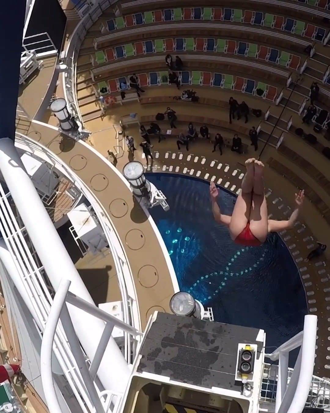 のインスタグラム：「@rhiannan_iffland throwing it DOWN (and around and backwards) 🤯 🏊‍♀️ . @redbullcliffdiving #redbull #dive #diving #cliffdiving #watersports」