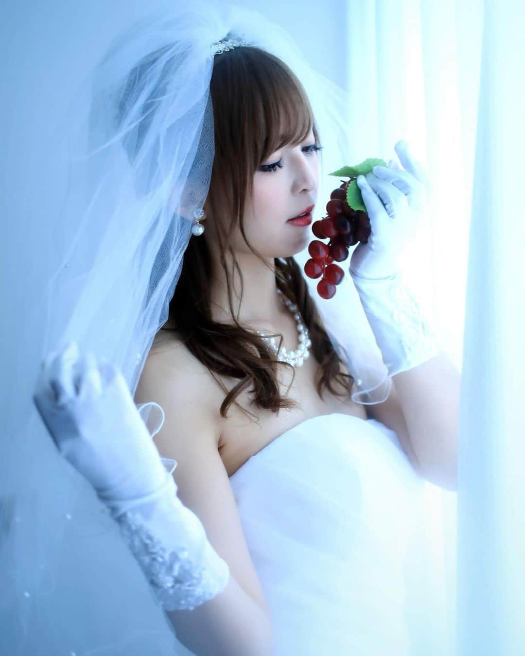 葵井えりかのインスタグラム：「#求婚の日 なんだって💗 ウェディングドレスの写真大好きで😌 もう3回きてるけど😂 . ヴェラウォンのドレスとか海外ウェディングとか色んな夢はあるけど、 1番は大好きな家族や友達みんなと笑顔でそんな日を迎えられたらいいなって💓 当分嫁に行く予定はないのでご安心を🧡  #葵井えりか #portrait#weddingdress  #model」