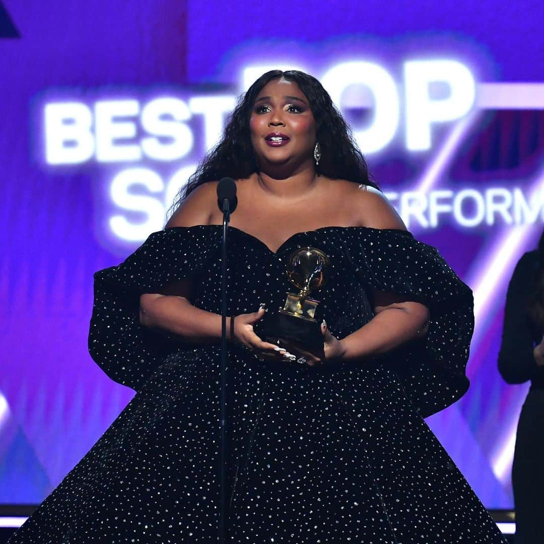 スチュアートワイツマンさんのインスタグラム写真 - (スチュアートワイツマンInstagram)「Congratulations to the one and only #Lizzo, who not only opened the 2020 #Grammys wearing #StuartWeitzman, but also won several awards on music’s biggest night, including Best Pop Solo Performance, Best Urban Contemporary Album and more. She was also the night’s most nominated artist with eight nominations. We celebrate this superstar woman, who continues to blaze new trails and break boundaries — all while doing it her own way. 🏆 🏆 🏆 @lizzobeeating #GrammyAwards」1月27日 23時56分 - stuartweitzman