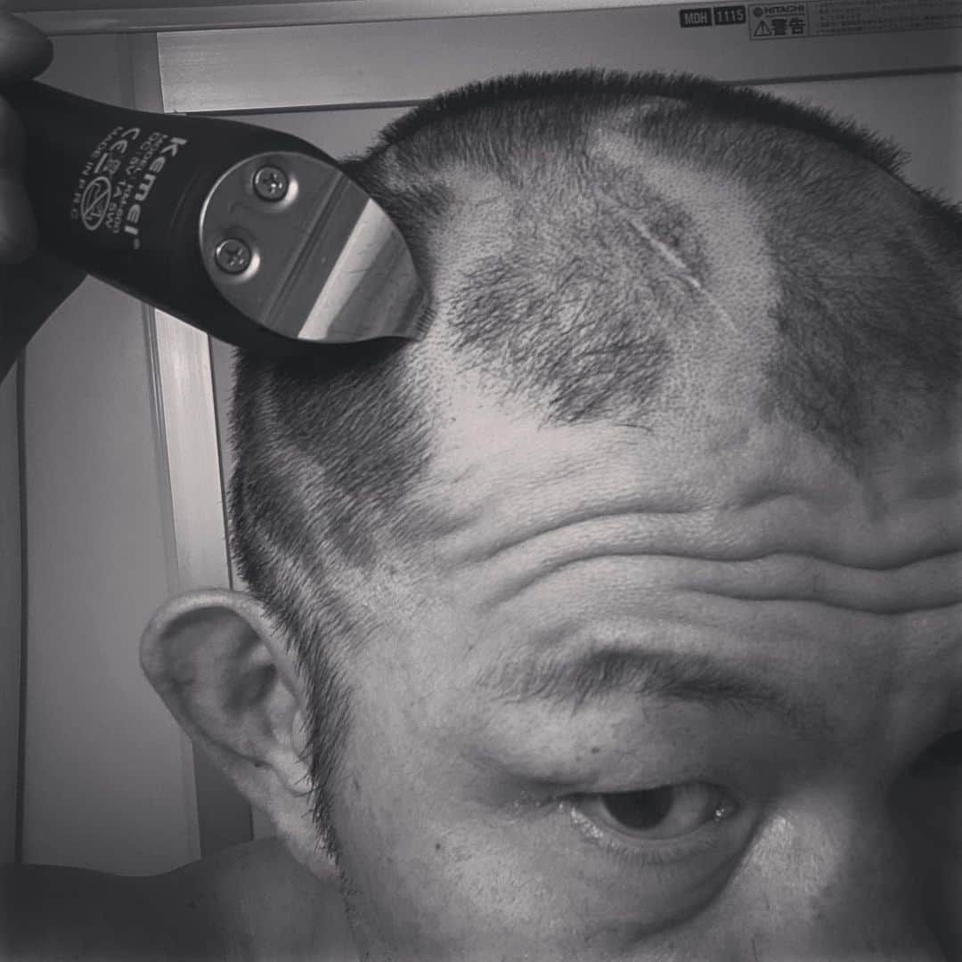 のインスタグラム：「shaving  自分でやってる。心の赴くままに。意味は無い。ある意味、心の表現。ある意味…な。」