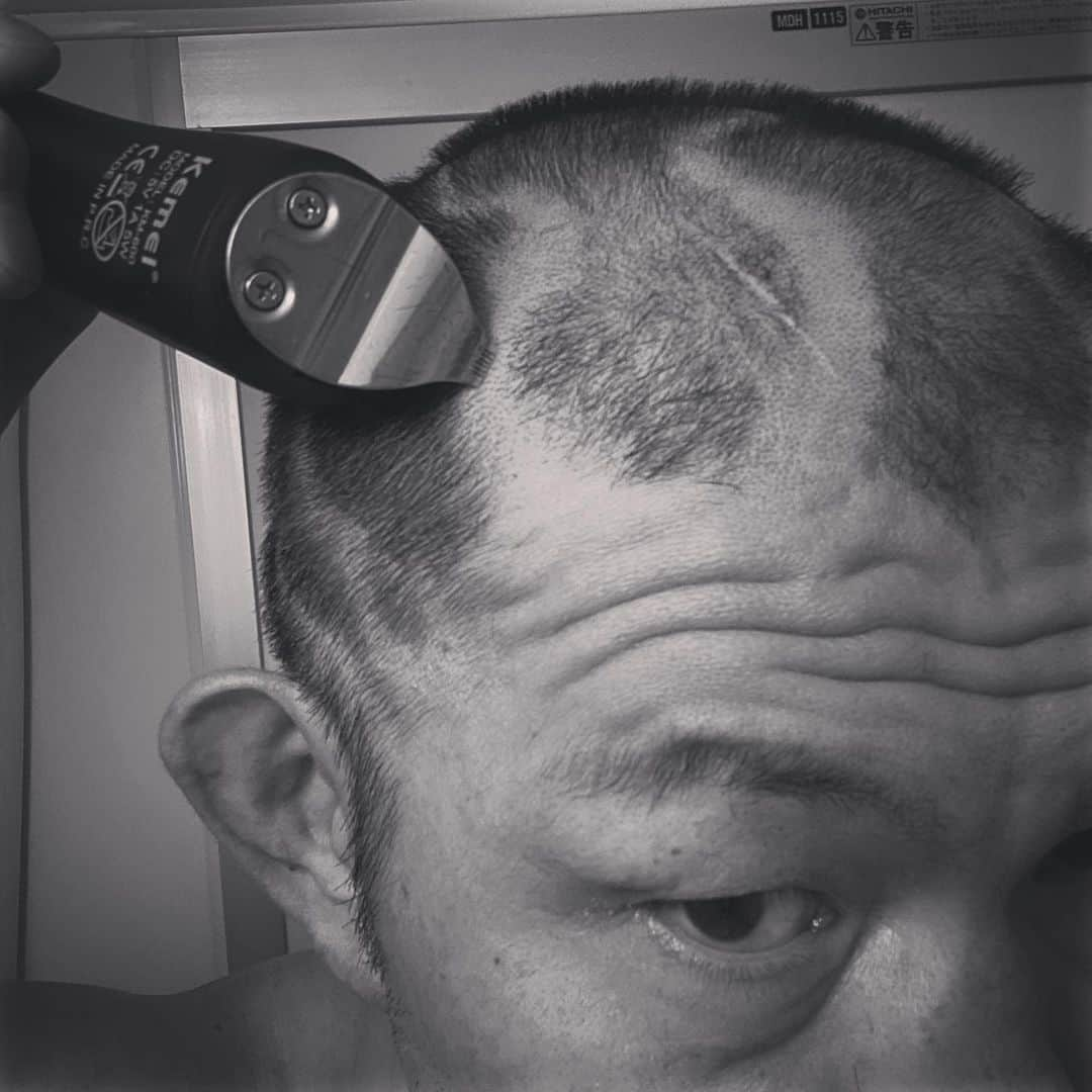 鈴木みのるさんのインスタグラム写真 - (鈴木みのるInstagram)「shaving  自分でやってる。心の赴くままに。意味は無い。ある意味、心の表現。ある意味…な。」1月27日 23時56分 - suzuki.d.minoru