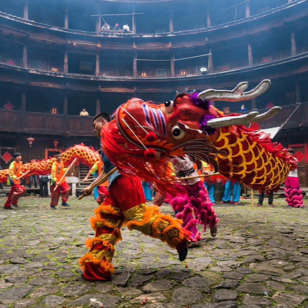Michael Yamashitaさんのインスタグラム写真 - (Michael YamashitaInstagram)「Dragon dance, Tulou earth house, Fujian, China. The dragon brings good luck and scares away evil spirits. There will be Dragon dancing all over China to celebrate the Lunar New Year, from January 25th to February 8th. Happy Year of the Rat! #chinesenewyear #tulou #fujian #china #dragondance #LunarNewYear #yearoftherat」1月28日 0時02分 - yamashitaphoto