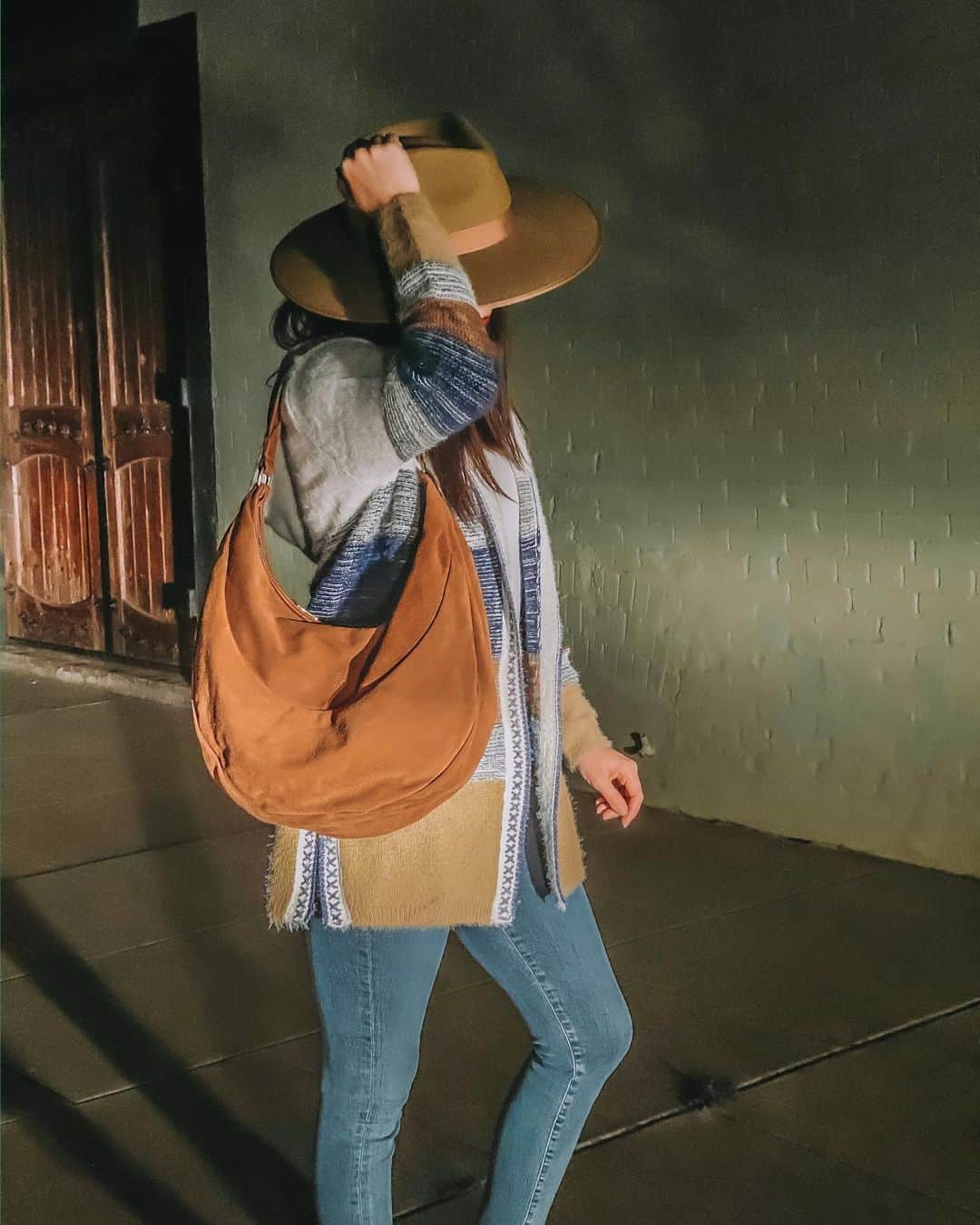 イルビゾンテのインスタグラム：「Comfortable to wear, perfect for any season! ☆  #ilbisonte #leatherbag #madeinitaly」