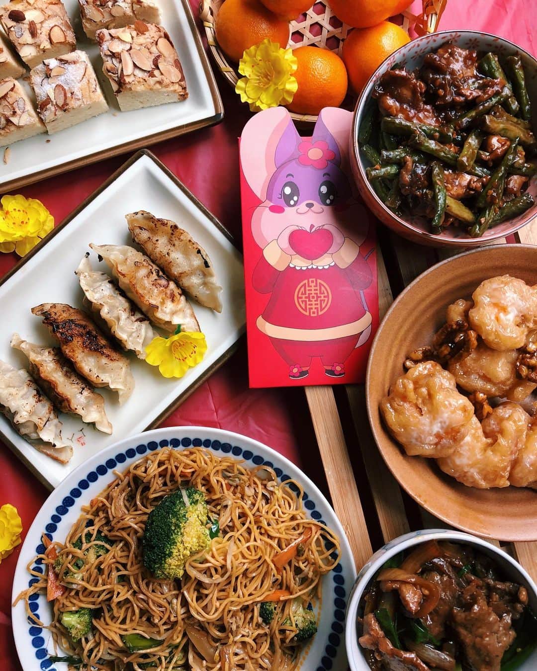 のインスタグラム：「Celebrating the, “Year of the Rat” 🐭 with food as the mouse-terpiece! Noodles, dumplings, honey walnut shrimp, chicken with string beans, beef with green onions and almond cake to name a few. Wishing you all much wealth, health and prosperity! 🧧 #lunarnewyear」