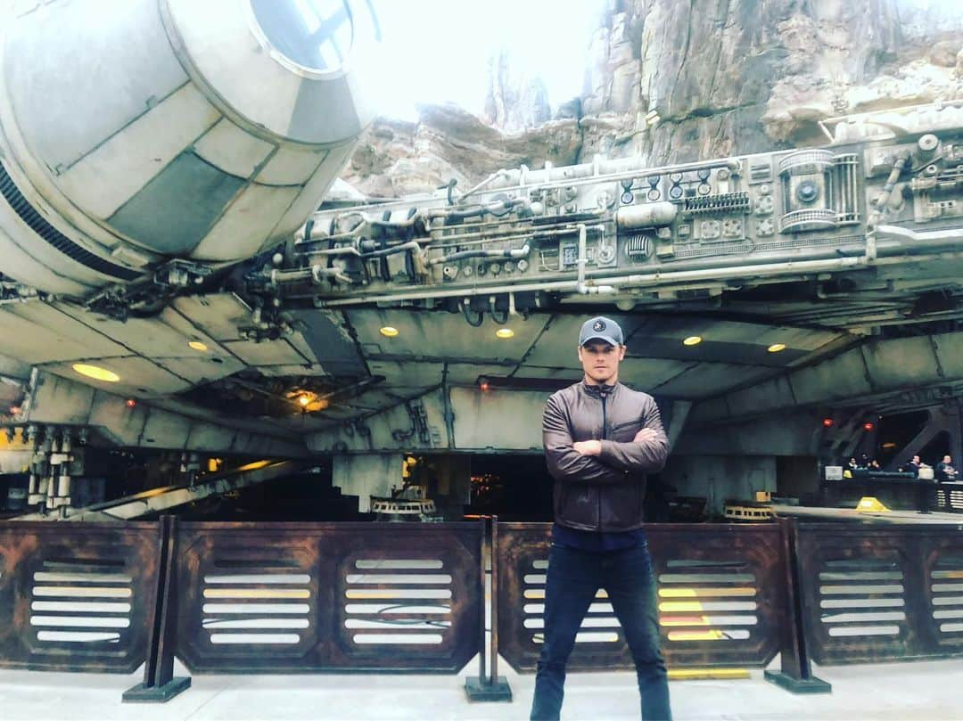 サム・ヒューアンさんのインスタグラム写真 - (サム・ヒューアンInstagram)「Wonderful day @disneyland  Magical place.  Huge thank you @chrisparnell73 for your generosity and being my roller-coaster partner in crime! Rebel Alliance is proud to have you!」1月27日 15時13分 - samheughan