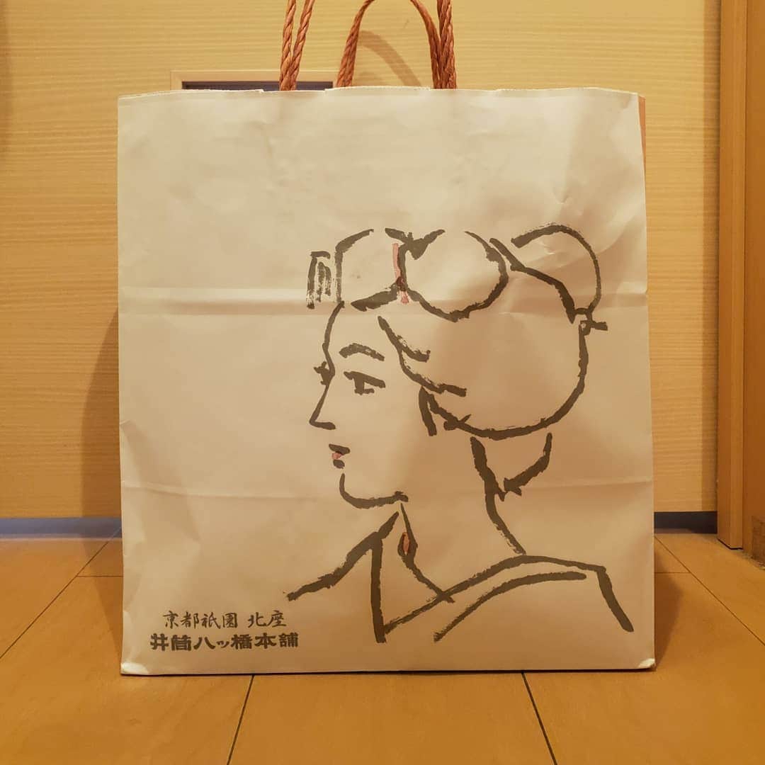八つ橋てまりさんのインスタグラム写真 - (八つ橋てまりInstagram)「京都に行くと「生八つ橋いかがですか？」と聞こえると、自分もオススメされてる気分になるんだよねー😊  いっぱい袋を持っていたら、新幹線乗る前に、お漬け物買ったお店で大きな紙袋に入れてくれた😊  あれ？ これ、てまりになったらよくね？😊 ちょっとやってみた😂  #井筒八ッ橋本舗 さんお考えください😊  共食い祭りー✨ #生八ツ橋 #京名物 #京都駅 #京都 #kyoto #八つ橋てまり #てまり #happy #共食い #おかわり」1月27日 15時14分 - temari.odebu
