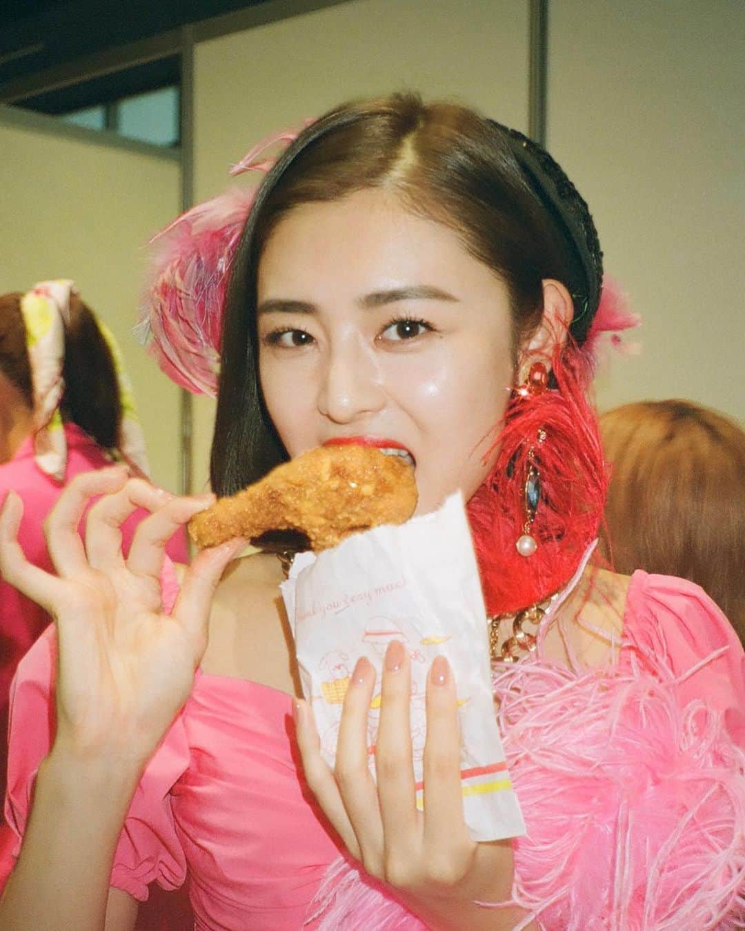 ViViさんのインスタグラム写真 - (ViViInstagram)「美人は食べる❣️ 今週も頑張りましょ😘🍗💕 みんなの今週の目標、教えてください！ #viviモの今週も頑張りましょシリーズ #vivi #viviモデル #かわいい #美人 #美女 #チキン #vivinightintaipei #立花恵理 #古畑星夏 #miu #食べるの好きな人と繋がりたい #食べるの大好き #飯テロ #まつこ展 #ヘアアレンジ #ヘアアレ #美肌 #つや肌 #アクセ」1月27日 15時15分 - vivi_mag_official