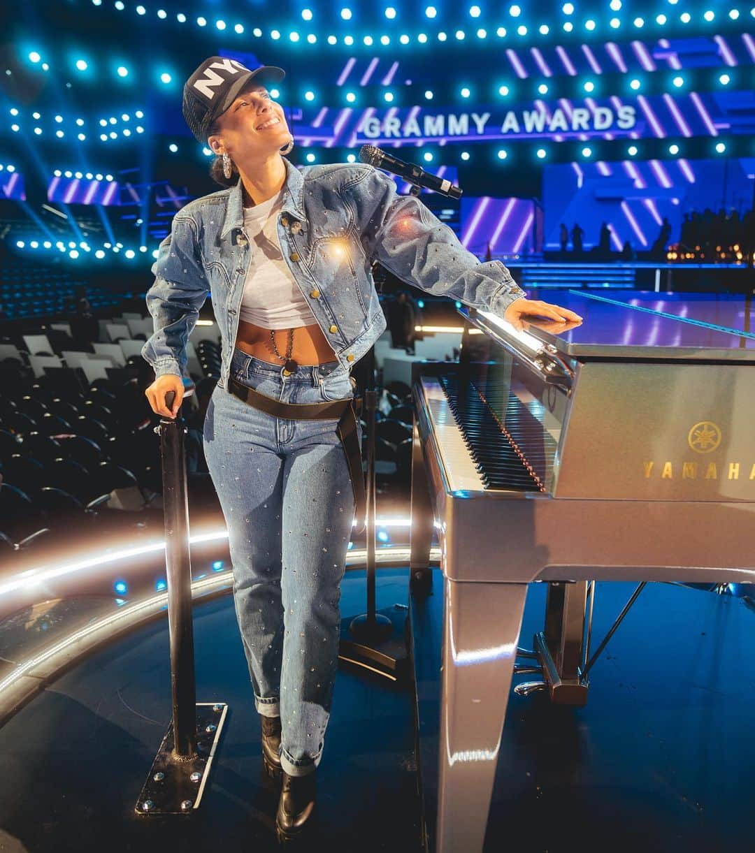 Instagramさんのインスタグラム写真 - (InstagramInstagram)「We’ve been hanging out on our story all Grammys weekend with artist Alicia Keys (@aliciakeys), who is hosting for the second time and also performing. Ahead of the big @recordingacademy event, she’s been sharing what it takes to prepare.⁣⁣ ⁣ But in the wake of today’s news that NBA legend #Kobe Bryant had passed, everyone needed to regroup. For Alicia, it was important to honor the NBA legend, who played for 20 years on the Los Angeles Lakers at the Staples Center, where the Grammys are held. “I think we figured out how to really bring honor and love his way, in his house,” explains Alicia. “We’re lifting each other up with love and appreciation and celebrating his life.” ❤️」1月27日 15時18分 - instagram
