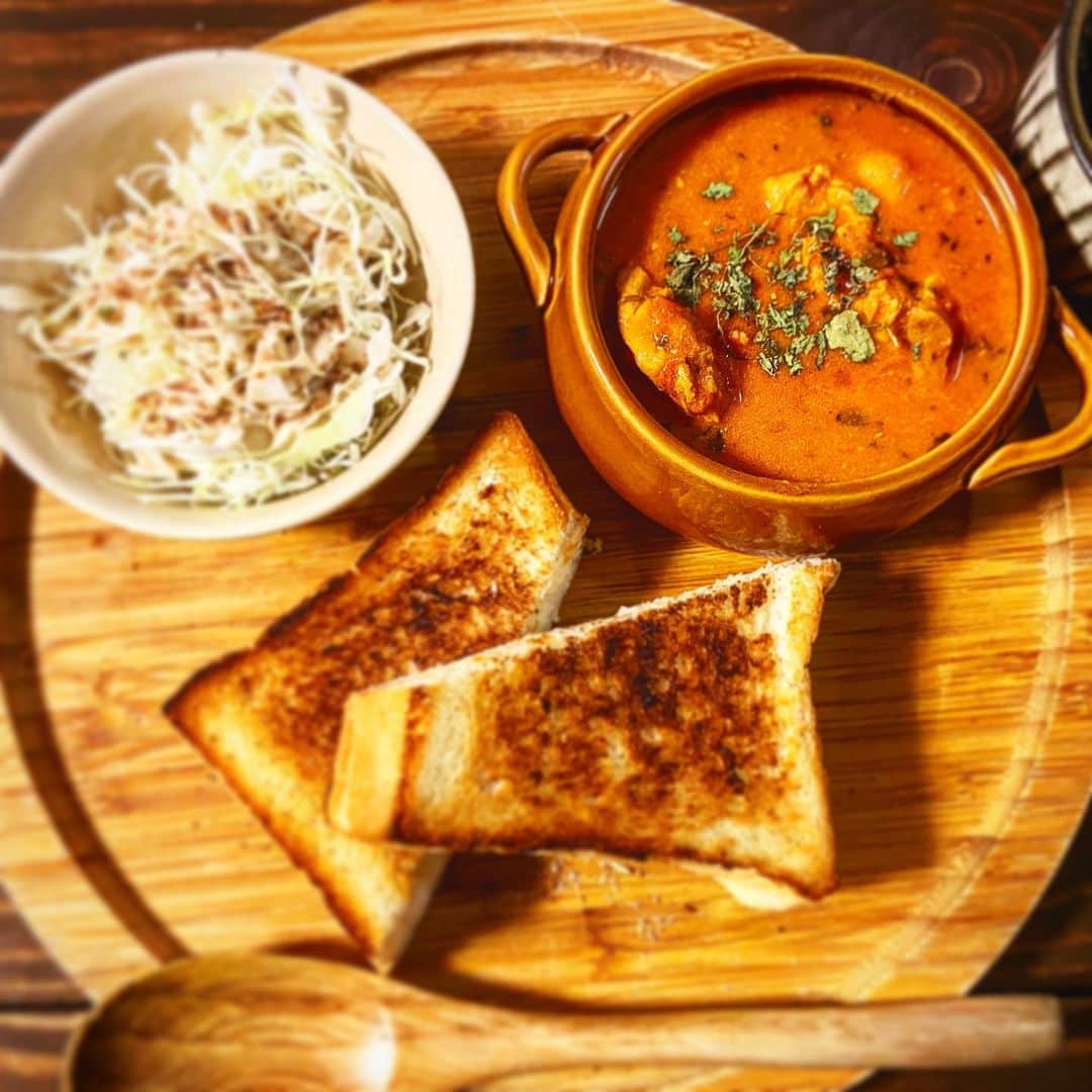 のインスタグラム：「【ハラダ手作りバターチキンカレー】 ホールトマトとスパイス等をぐつぐつ煮込んで水分飛ばし ヨーグルトとスパイスの液に鶏肉を漬け込み その２つを混ぜてハチミツと生クリーム入れてぐつぐつ煮込む 美味しさギャーーー！！！((((；ﾟДﾟ))))))) #ハラダ手作り #バターチキンカレー #嫁さんの弟のリクエスト #義理の弟 #憧れのワード #まだ言う時恥ずかしい」