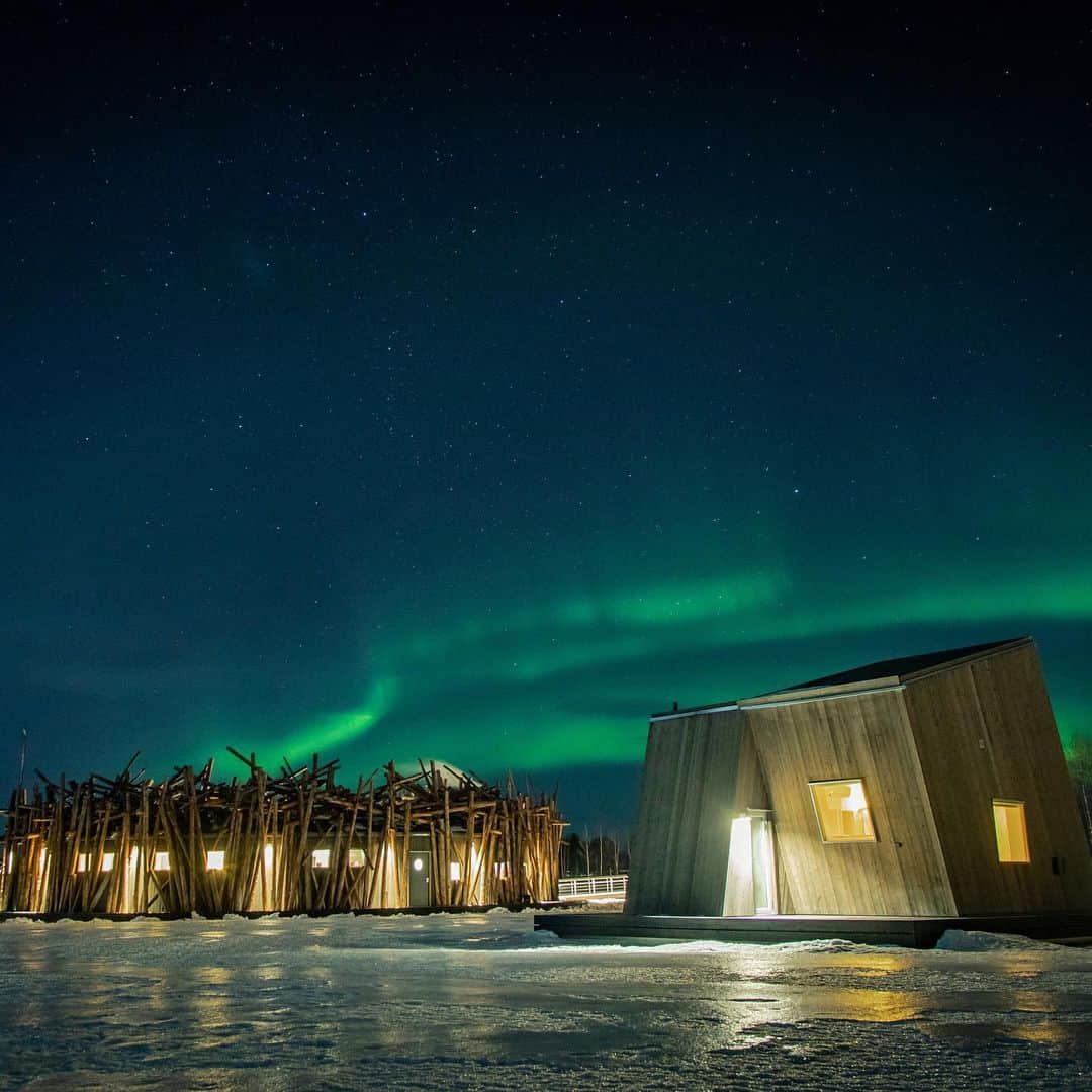 HYPEBEASTさんのインスタグラム写真 - (HYPEBEASTInstagram)「#hypelife: @arcticbath_sweden, a 12-room floating spa and hotel, has opened up on the Lule River in the Swedish Lapland. Built in a circular shape on the water, which alternates between frozen or floating depending on the season, the year-round hotel was constructed using natural materials and incorporates the surrounding nature into its structure. Swipe for a closer look. ⁠⠀ Photo: Anders Blomqvist/Johan Jansson/Daniel Holmgren/Arctic Bath」1月27日 15時33分 - hypebeast