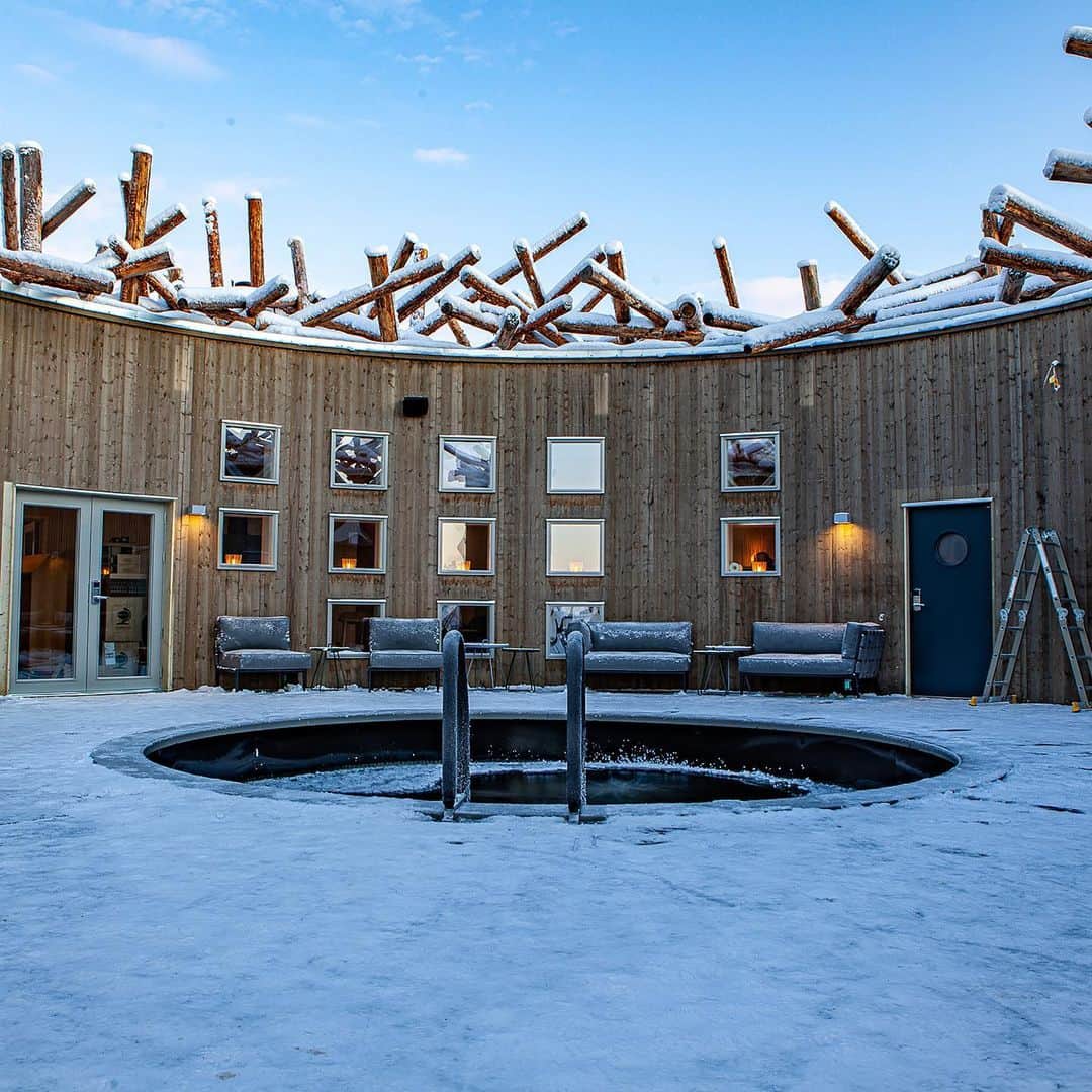 HYPEBEASTさんのインスタグラム写真 - (HYPEBEASTInstagram)「#hypelife: @arcticbath_sweden, a 12-room floating spa and hotel, has opened up on the Lule River in the Swedish Lapland. Built in a circular shape on the water, which alternates between frozen or floating depending on the season, the year-round hotel was constructed using natural materials and incorporates the surrounding nature into its structure. Swipe for a closer look. ⁠⠀ Photo: Anders Blomqvist/Johan Jansson/Daniel Holmgren/Arctic Bath」1月27日 15時33分 - hypebeast