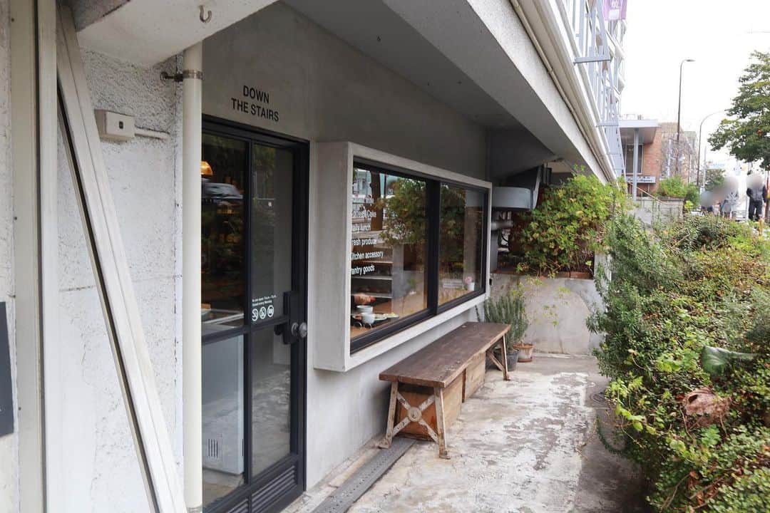 石井輝明さんのインスタグラム写真 - (石井輝明Instagram)「表参道。 3月からGAGさんとM-1に向けて新ネタライブをさせていただくことになりました。 賞レースのためにネタライブをするのは5年ぶりくらいです。 頑張ります。  #downthestairs #cafe #coffee #カフェ #東京カフェ #表参道カフェ #南青山カフェ #カフェ芸人 #この日はここ行ってその後根津美術館へ #ちなみにカフェの前は表参道ヘアでカット #それなりに仕事もプライベートも余裕でてきた女の子のモデルのような生活 #オシャレだけを追いかけるモンスター #オシャレねぇがぁ〜 #オシャレなまはげ #オシャはげ #今日もオシャレを求めて彷徨う」1月27日 15時46分 - comandanteishii