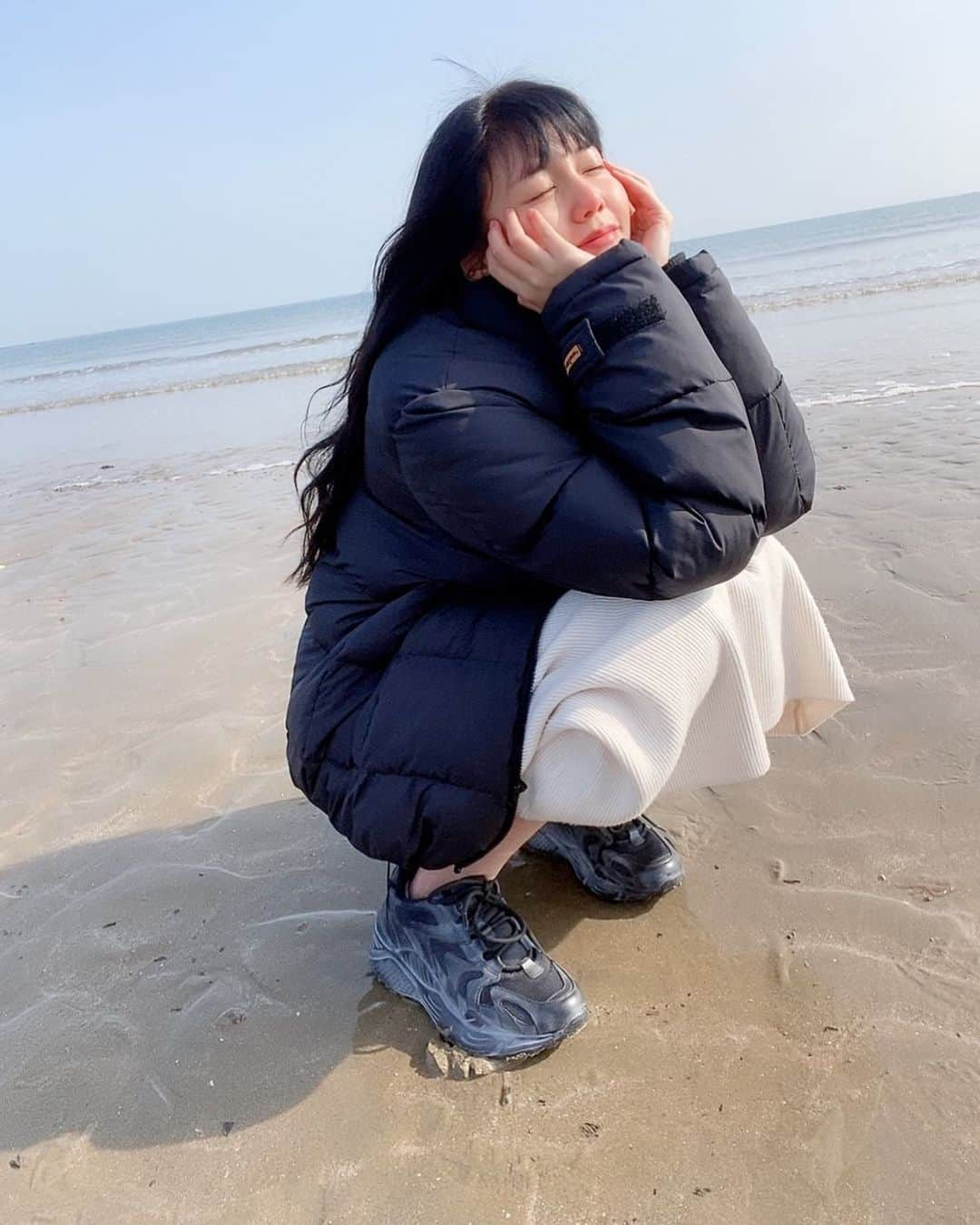 ヘジョンのインスタグラム：「오랜만에 바다💙」