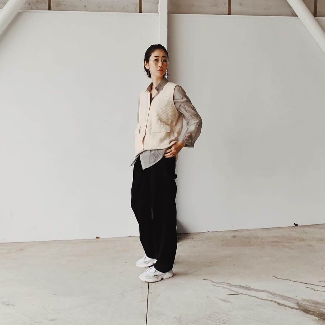 ジュジュのインスタグラム：「monotoneなcasual styling👀 最近グレーも気になる...♡ . ただ... . 華奢さが売りの新作のpierceとクリア感が 売りのメガネが見えづらいw🕶 . . 2020/01/28(明日 pm5:00release予定✍️♡ .  #AkariH#accessory#costumeaccessory#fashion akarih#akarihchic#アカリ#アカリチック#Akarih#アカリ #2020preＳＳ#www.akari-h.jp#hrkフク」