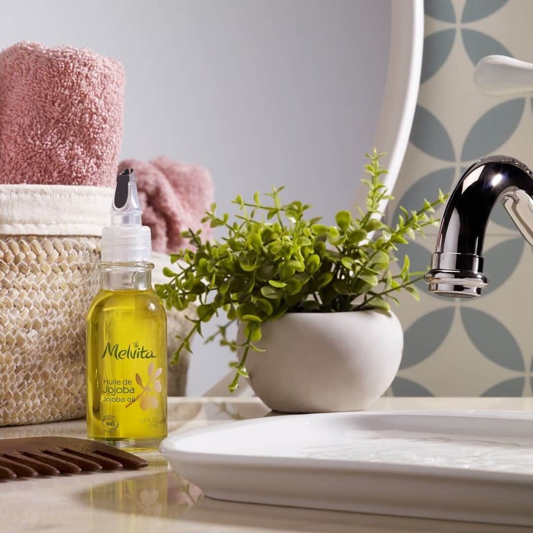 Melvita Officialのインスタグラム：「1 huile de jojoba Melvita : 4 utilisations extra ! ✅  Soin visage :  possède des caractéristiques proches de celles du sébum. Elle protège la peau de la déshydratation sans risque de boutons (non comédogène). ✅  Démaquillant :  démaquille en douceur (massez avec les doigts et rincez avec un gant). ✅  Bain d’huile : nourrit et apporte douceur et brillance aux cheveux secs et abîmés ✅  Sérum pointes :  nourrit les pointes sans les graisser  #Melvita #jojoba #huilesvegetales #biologique #demaquillant #huiledemassage #serum」