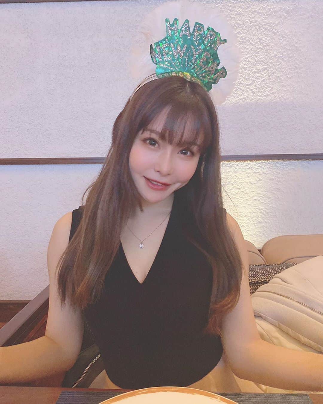 利咲のインスタグラム：「LA旅行記。まだまだあるのに載せてない〜﻿ 年越しは2年連続ラスベガス🌃﻿ ﻿ 打ち上げ花火、上から見るか〜﻿ からスタートの新年。﻿ マイケルジャクソンのショー観て、カジノして勝った(◍•ᴗ•◍)✧﻿ 去年はそれぞれのホテルでニューイヤー用の帽子が配られてたんだけど今回はカチューシャ？だった。﻿ 毎年一緒じゃないのねという感想。﻿ そして新年のイベント全然無かった…﻿ 去年はZEDDとかあって豪華だったのになぁ（行けなかったけど）﻿ 花火はとても綺麗だったので満足🎇﻿ どの世界に居てもお寿司が好きすぎる🍣 ﻿ Happy New Year in Las Vegas!﻿ ﻿ ﻿ #lasvegas #LA #newyearinlasvegas #newyear ﻿ ﻿#sushi #lovesushi #🍣 #casino #michaeljackson #helicopter」