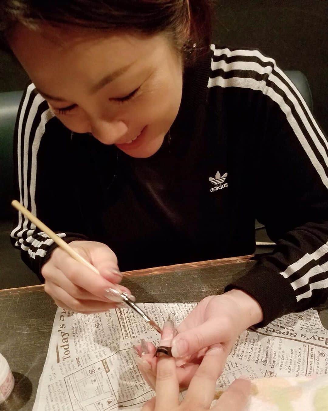 井上貴子のインスタグラム：「なんちゃってネイリスト^ ^  数日前 吉方位に行って お友達を実験台に（笑）  新しく身につけた手法を 試し倒したーー^ ^  アタシのネイリストやべっちの 技術を見よう見まねで^ ^  自分の爪で失敗を繰り返して 夜な夜な練習するという ストイックさ（笑）  ハマり症だ。  50を過ぎた お貴ちゃんは… 最近ハマってるものが他にもある。 「ヒト幹細胞」  最近 美容液だけでは 補いきれなくなってきて… これまでとにかくスキンケアを なめていたアタシ。  中学のときから 「オードムーゲ」で解決してきて かなり楽してきたんだけど。  年齢って重ねてるんだなぁと実感。  重力や乾燥… 細胞も劣化していくんだよねー。  まぁ色んな手段はあるけど…  このヒト幹細胞が アタシを助けてくれる！ と思ってる（笑）  もちろん人の手を借りるよ^ ^ おともだちのエステシャンに お任せして…  凄く効果があるので 自分でももっと知りたくなって 今情報収集しながら オトナの美を研究中。  2月はヨガの学習もあるし。  学びの月かな。  今日は寒い。 みなさん体調気をつけてー^ ^  Happyで^ ^  #井上貴子  #LLPWX #女子プロレス #紅緒と柊音 #トイプードル #吉方位 #なんちゃってネイリスト #セルフネイル #ヒト幹細胞 #50超え #ヨガ #学び」