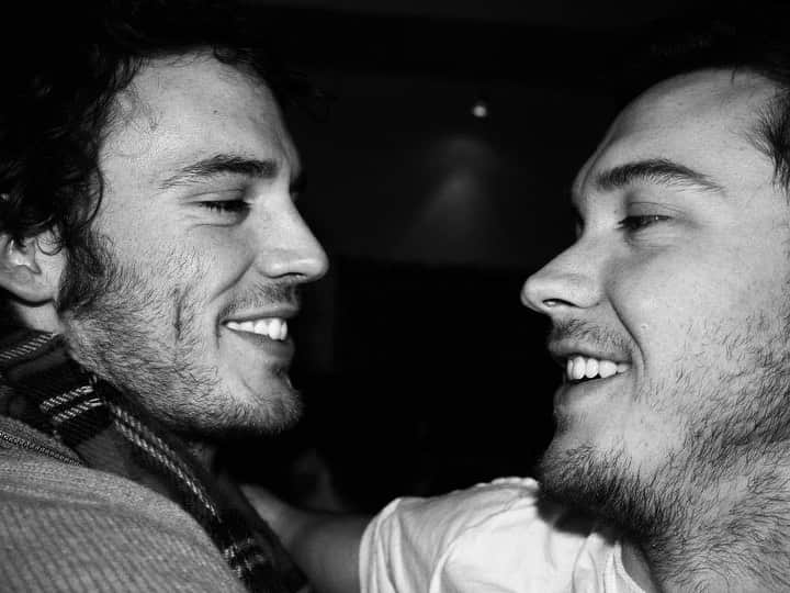 サム・クラフリンのインスタグラム：「Happy Birthday little brother.  I love you like crumpets love butter.  @joeclaflin x」