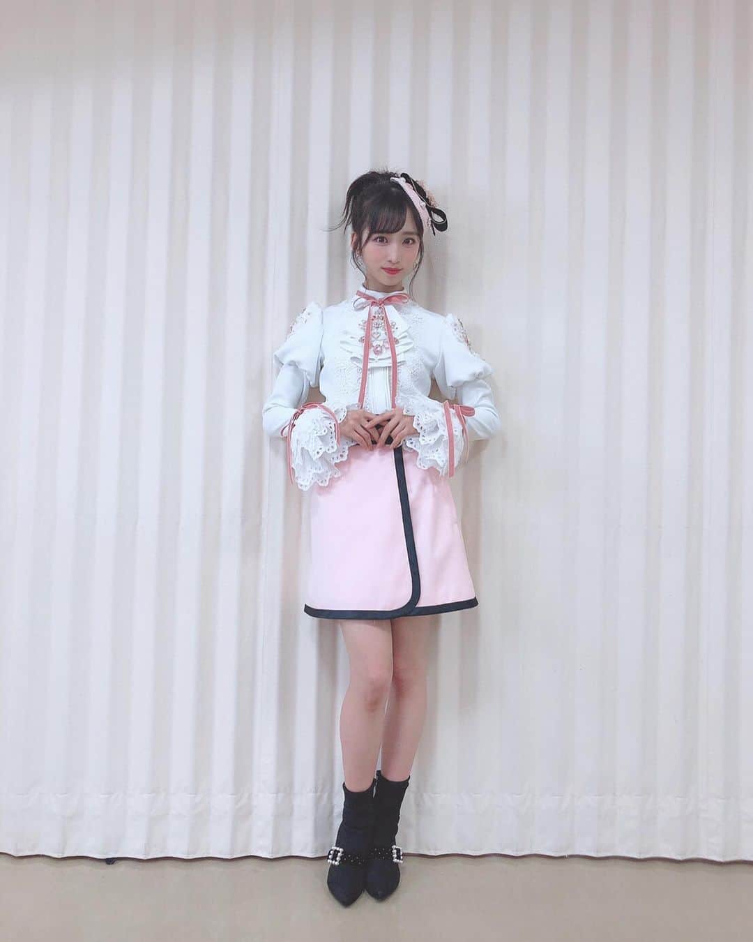 小栗有以さんのインスタグラム写真 - (小栗有以Instagram)「＊YUIYUITOKYO＊  新しく作って頂いた衣装💐👗 上品で素敵な衣装でした！！ 沢山のビーズが可愛いい衣装さんが作ってくださりましたぁ✨  胸元に「AKB」の文字が…💗 とっても可愛い衣装でしたっ！  #ソロコンサート#YUIYUITOKYO #TOKYO#かわいい#ピンク#オサレカンパニー」1月27日 16時03分 - yuioguri_1226