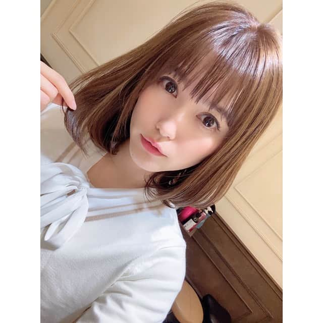 三島ゆかりさんのインスタグラム写真 - (三島ゆかりInstagram)「今回髪切ってから昨日までSNSに投稿してなかったのに、会いに来てくれたファンの方が髪切ってるとか似合ってるって言ってくれてすごいビックリしたしすごい嬉しかった💖🥺 書いてないのによくわかったねって思ったのと同時に、やっぱり女は少しの変化にでも気付いてくれたら嬉しい生き物なんだと実感しました🍎✨ ほんでこの写メ盛れすぎちゃう？ww😂 #可愛いと思ったらいいね #三島ゆかり #ゆかりんご #haircut #haircolor #hairmaintenance #bobhaircut #instagood #ig_japan #igbeauty #minx銀座 #代表 #小澤晋規 #いつもありがとうございます #ボブスタイル #内巻きボブ #清楚系女子 #followｍe」1月27日 16時10分 - apple340