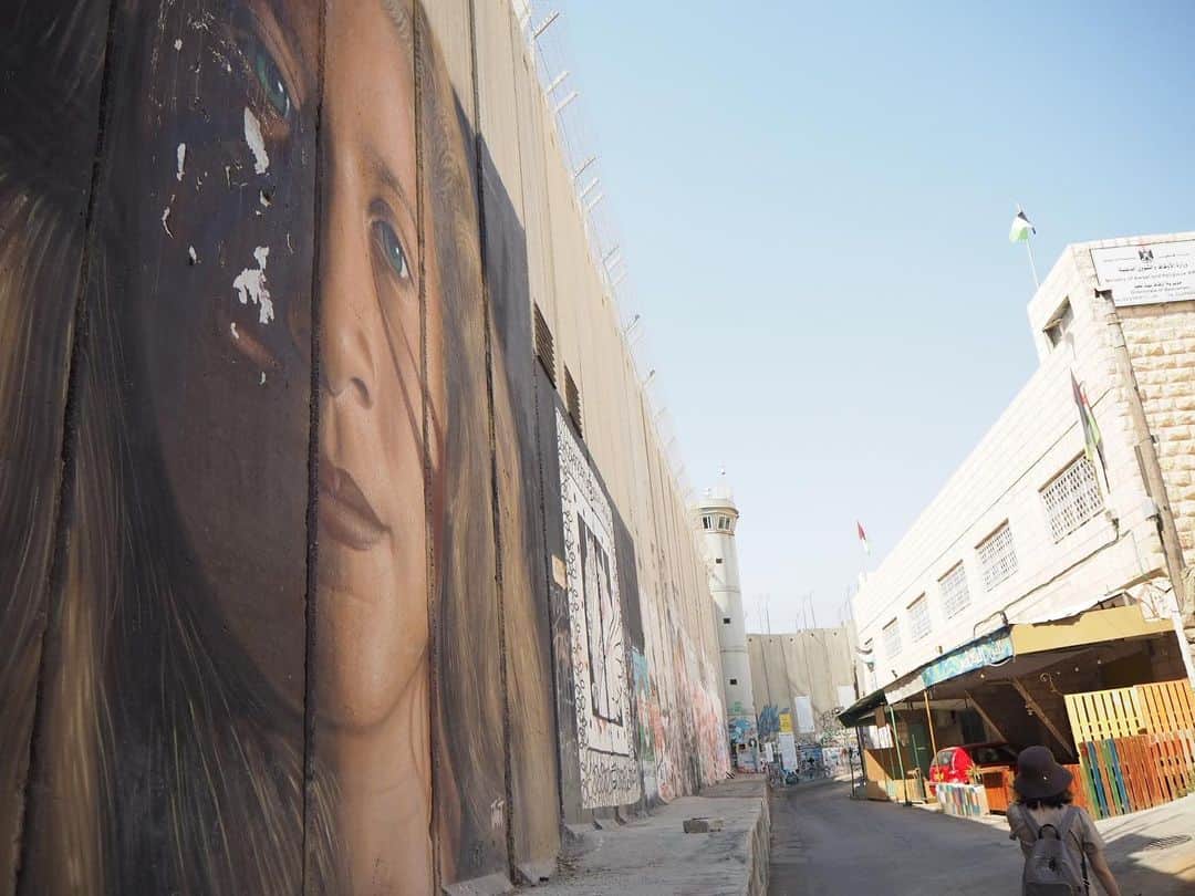 若林理紗さんのインスタグラム写真 - (若林理紗Instagram)「🌏﻿ ﻿ 近くトランプが中東和平案を発表する前のタイミングでしたくなり、今さらですが。﻿ ﻿ 去年9月に訪れた、パレスチナのベツレヘム。﻿ ﻿ 有名なバンクシー作品です💐﻿ ﻿ 現地を見ると、そびえ立つ壁をすぐにでも壊したい気持ちに掻き立てられるのですが、過去の衝突を思い出し不安になるというイスラエル人の気持ちを聞くと、壁をなくすにはいくつもの対話が必要なのだとまざまざと感じさせられました。﻿ ﻿ 「日本人は、安全と水はタダだと思っている」﻿ ﻿ 山本七平さんの言葉ですが、自分の安全のために他人の幸せを脅かす必要がない国に生まれたことは、本当に恵まれているのです。﻿ ﻿ ﻿ ﻿#パレスチナ  #ベツレヘム #壁アート  #bethlehem  #バンクシー  #バンクシーアート  #banksy  #banksyart  #peace」1月27日 16時10分 - lisawakabayashi