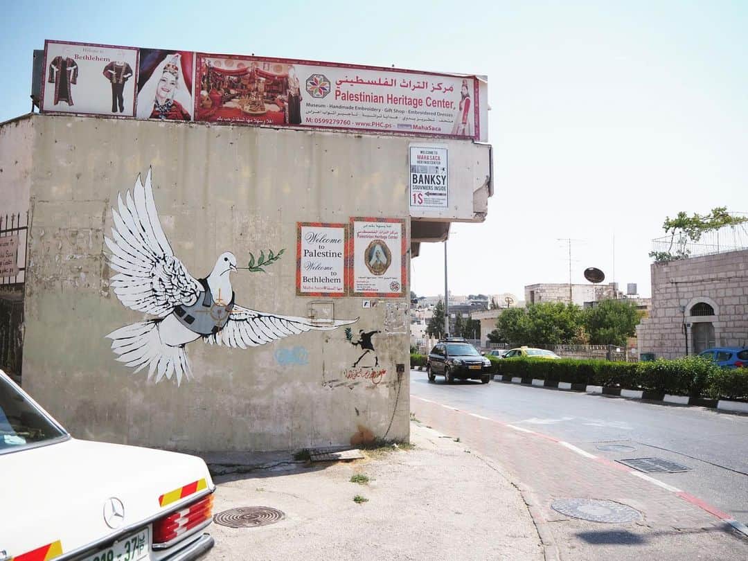 若林理紗さんのインスタグラム写真 - (若林理紗Instagram)「🌏﻿ ﻿ 近くトランプが中東和平案を発表する前のタイミングでしたくなり、今さらですが。﻿ ﻿ 去年9月に訪れた、パレスチナのベツレヘム。﻿ ﻿ 有名なバンクシー作品です💐﻿ ﻿ 現地を見ると、そびえ立つ壁をすぐにでも壊したい気持ちに掻き立てられるのですが、過去の衝突を思い出し不安になるというイスラエル人の気持ちを聞くと、壁をなくすにはいくつもの対話が必要なのだとまざまざと感じさせられました。﻿ ﻿ 「日本人は、安全と水はタダだと思っている」﻿ ﻿ 山本七平さんの言葉ですが、自分の安全のために他人の幸せを脅かす必要がない国に生まれたことは、本当に恵まれているのです。﻿ ﻿ ﻿ ﻿#パレスチナ  #ベツレヘム #壁アート  #bethlehem  #バンクシー  #バンクシーアート  #banksy  #banksyart  #peace」1月27日 16時10分 - lisawakabayashi