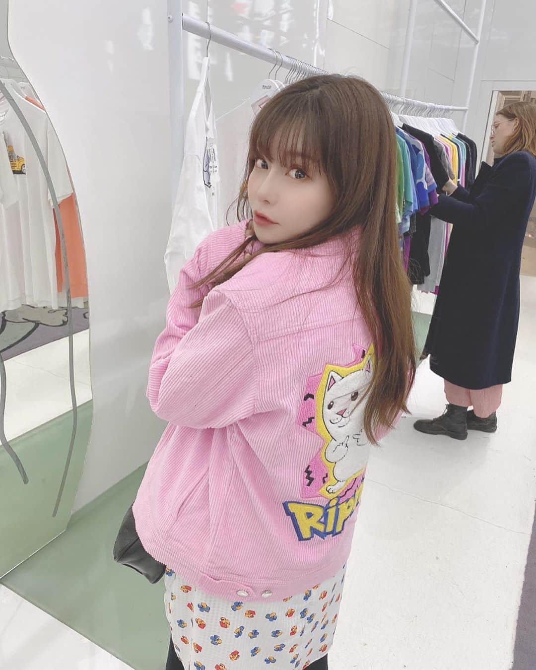 利咲のインスタグラム：「#RIPNDIP﻿ ちょいワルの白猫ちゃんが好きすぎる。﻿ 明らかにピカチュウをパクったデザインのジャケットとキャップだけ購入。﻿ もっと買い占めたかった！﻿ 早速着てたらどこかの国のカップルから声をかけられ大絶賛を受ける笑﻿ 日本にも店舗で来てたの気付かなかったから行かねば…﻿ ﻿ #losangels #LA #cat」