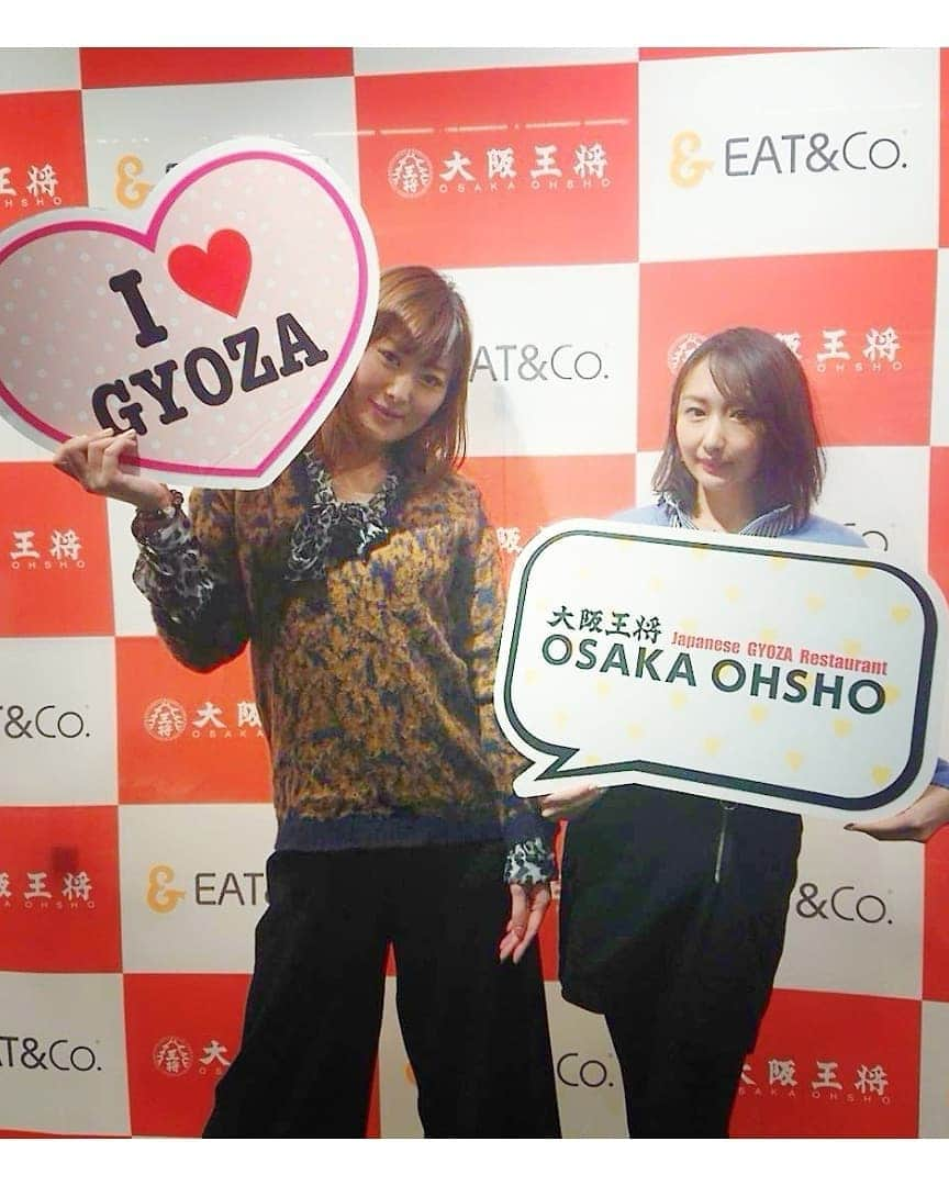 松浦麻里奈さんのインスタグラム写真 - (松浦麻里奈Instagram)「大阪王将の新商品試食会に✨ ( @osakaohsho_japan ) . . 💠新商品はこちら ・冷やし餃子 (流水解凍、お手軽だし、夏にピッタリの味わい！) ・つまみ餃子 (皮はもっちりだけどサクッとした食感！) ・羽根つきチーズ餃子 (油、水、蓋なしで、チーズがふんだんに使われてる) ・羽根つき焼き小籠包 (スープがじゅわっと、肉の旨味が食欲そそる) ・から揚げの素 ・肉あんかけニラ玉の素 ・肉ニラもやし炒めの素 . . 💠リニューアル ・羽根つきカレーぎょうざ ・羽根つき餃子・羽根つき餃子味噌だれ付 ・ぷるもち水餃子・ぷるもちえび水餃子 ・ぷるもち水餃子VP  大阪王将、創業50年！ 新商品、全部試食したんだけど 冷凍とは思えないほどの美味しさ！ 一番気になった・冷やし餃子は、 色んなアレンジ出来そう👍✨ サラダに入れたり、ソーメンにいれたり😊 大葉と刻み生姜がさわやかに香る❗ アヒージョとかにも合いそう～😁🍒 . . #餃子 #大阪王将 #gyoza #冷やし餃子 #羽根つき餃子 #pr #餃子好き #グルメ #グルメ好きな人と繋がりたい #ご飯 #カレー #水餃子 #チーズ #cheese #yummyfood #foodstagram #food #チーズ餃子 #dinner #dinnertime #美味しい #美味しいもの  #酒のつまみ #酒 #小籠包 #肉 #羽根つき餃子 #冷凍食品 #夜ご飯」1月27日 16時11分 - ay114.831m