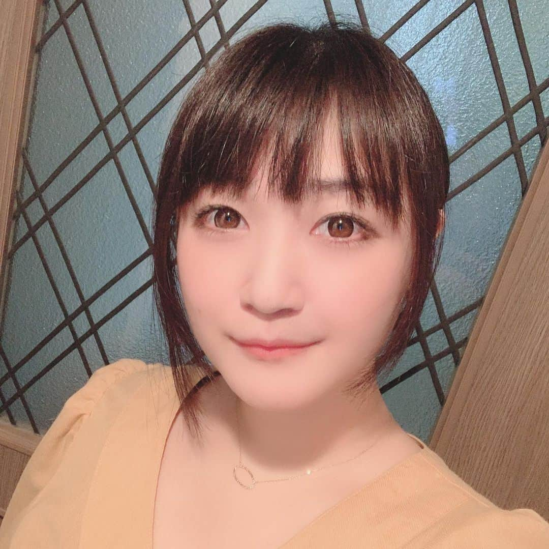 清水愛のインスタグラム：「しばらくずっとボブしてたけど…  め…… ちゃくちゃひさしぶりに髪結わいて外出😳❣️ #スッキリ #しかし #寒い #耳寒い #首寒い #昔はスーパーロングだった」