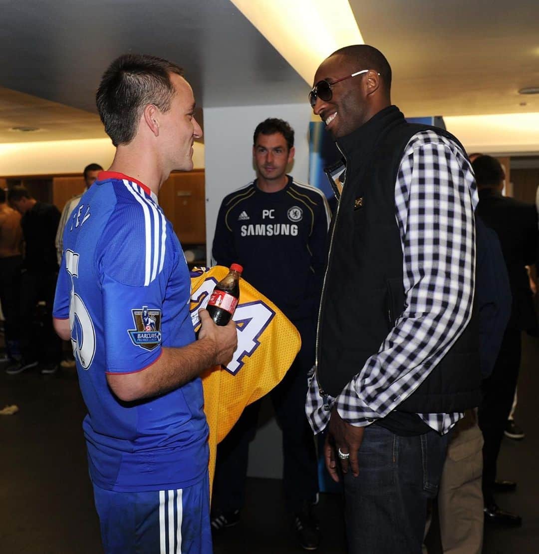 チェルシーFCさんのインスタグラム写真 - (チェルシーFCInstagram)「When Kobe Bryant visited Stamford Bridge. @didierdrogba @johnterry.26 @petrcech #CFC #Chelsea」1月27日 16時15分 - chelseafc
